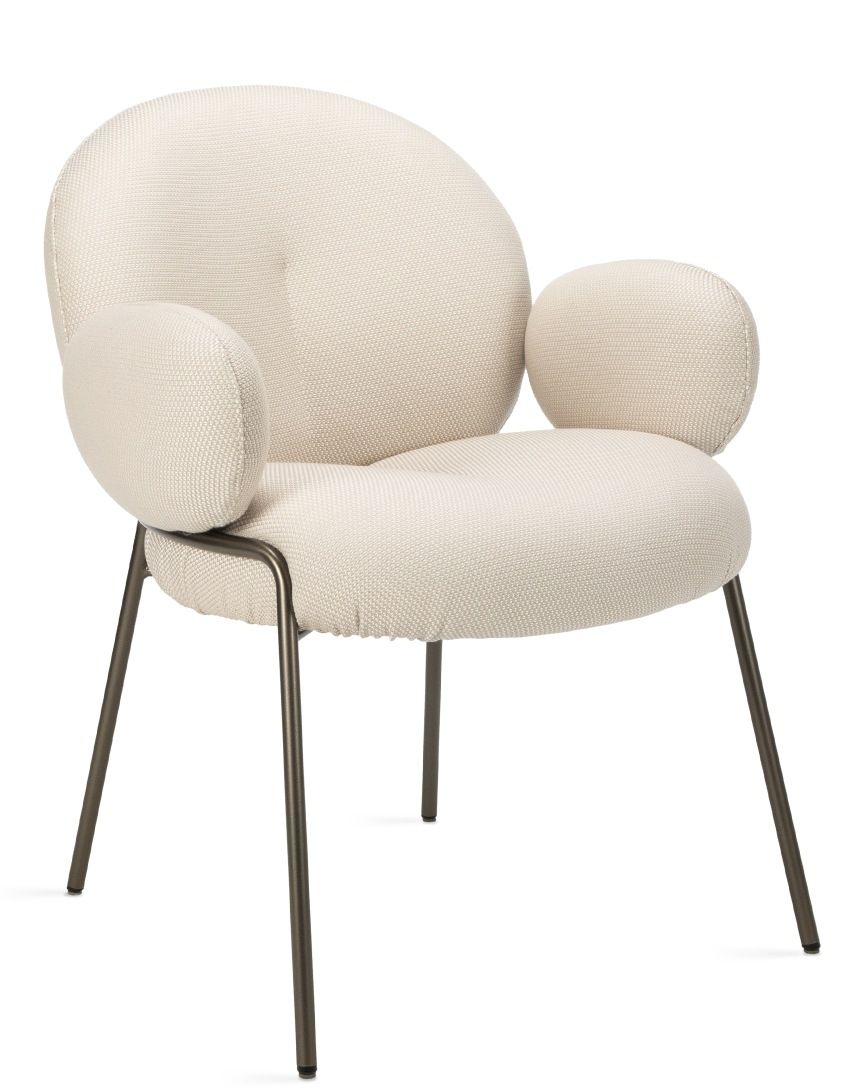 Nana Outdoor Armchair mit hohen Armlehnen von Freifrau Manufaktur, Stoffbezug in Creme und Metallgestell.