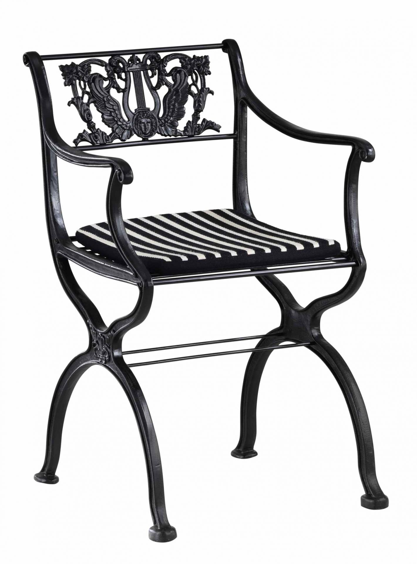 Schwarzer D60 Gartensessel von Tecta mit Armlehnen und gestreiftem Sitzkissen für den Außenbereich.