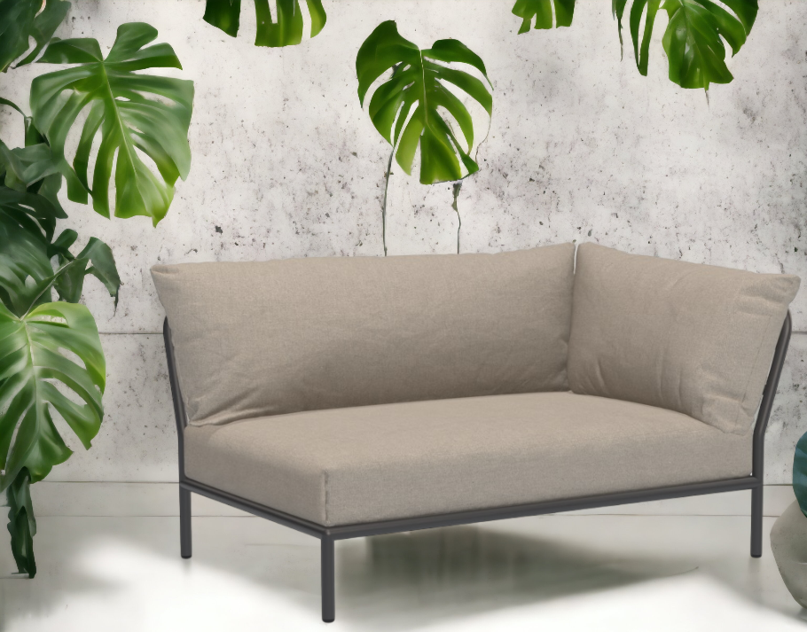 Beiges Level 2 Outdoor Sofa von Houe mit grauem Rahmen und Kissen.
