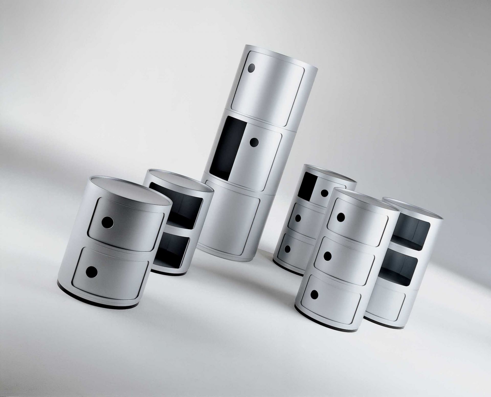 Silberne Kartell Componibili Aufbewahrungselemente, runde modulare Regale für Wohnzimmer und Büro.