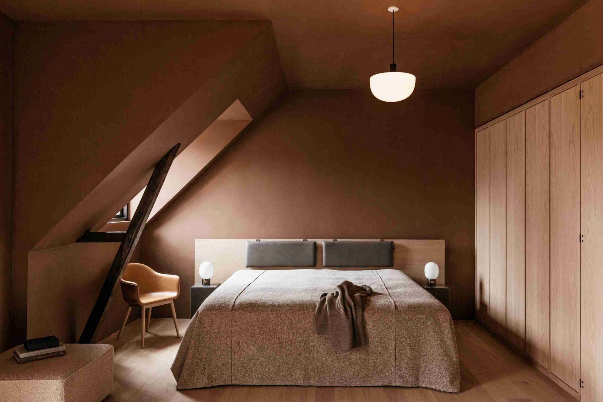 Schlafzimmer mit Audo Bank Pendant Lamp Pendelleuchte, die von der Decke hängt.