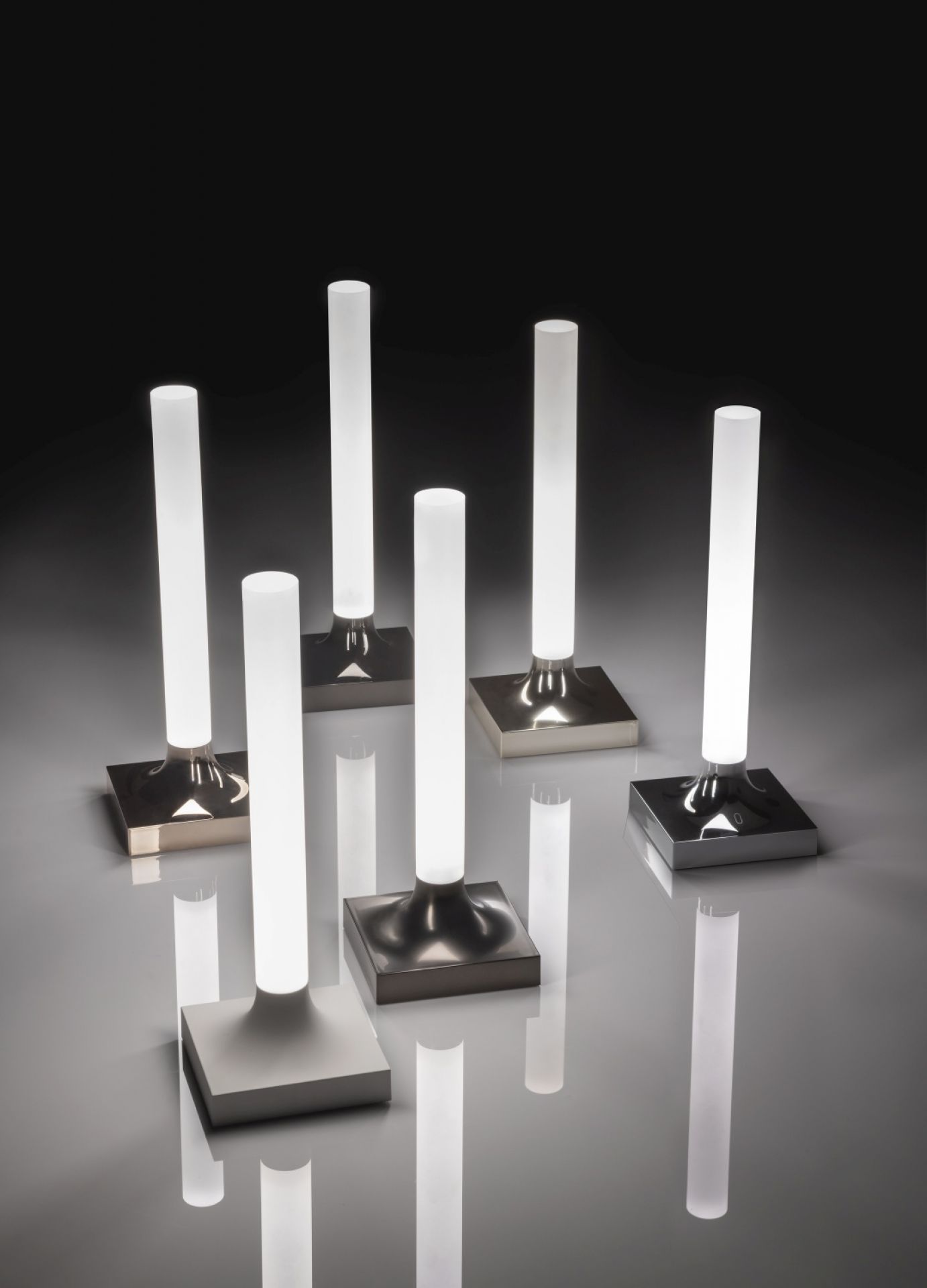 Mehrere Goodnight Akkuleuchten von Kartell, verchromt und poliert, im Studio. Moderne Tischleuchten.