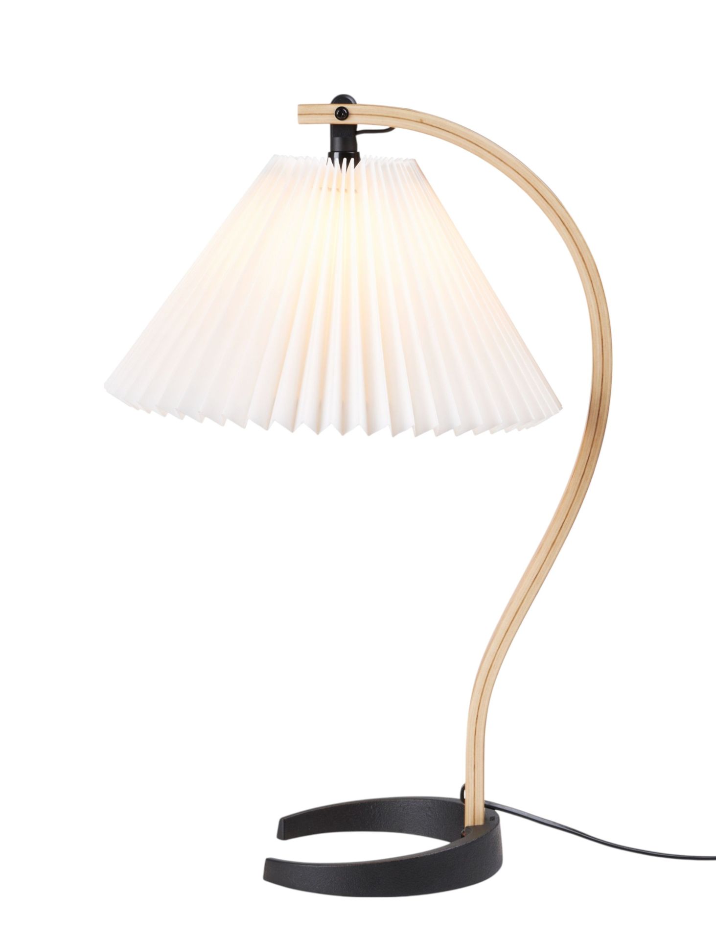 Timberline Tischleuchte von Gubi mit plissiertem Lampenschirm und gebogenem Holzfuß auf schwarzem Metallsockel.