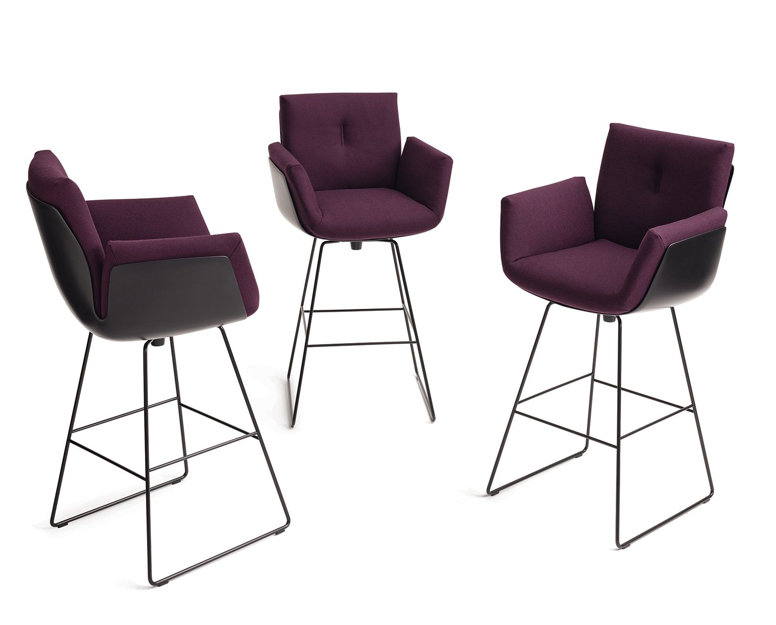 Drei Alvo Barstühle mit Drahtgestell in Lila und Schwarz auf weißem Hintergrund.