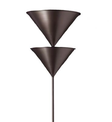 Pascal Stehleuchte von Oluce: Moderne Stehlampe mit zwei konischen Lampenschirmen in Dunkelbraun.