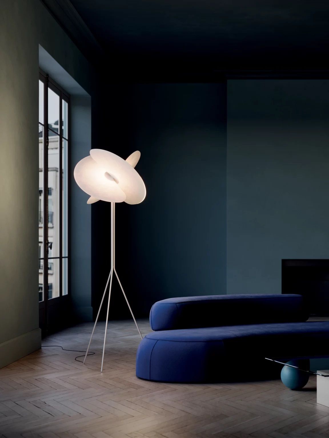 A06 Levante Stehleuchte von Luceplan: Moderne Designerlampe mit dreibeinigem Stativ und diffusem Licht.