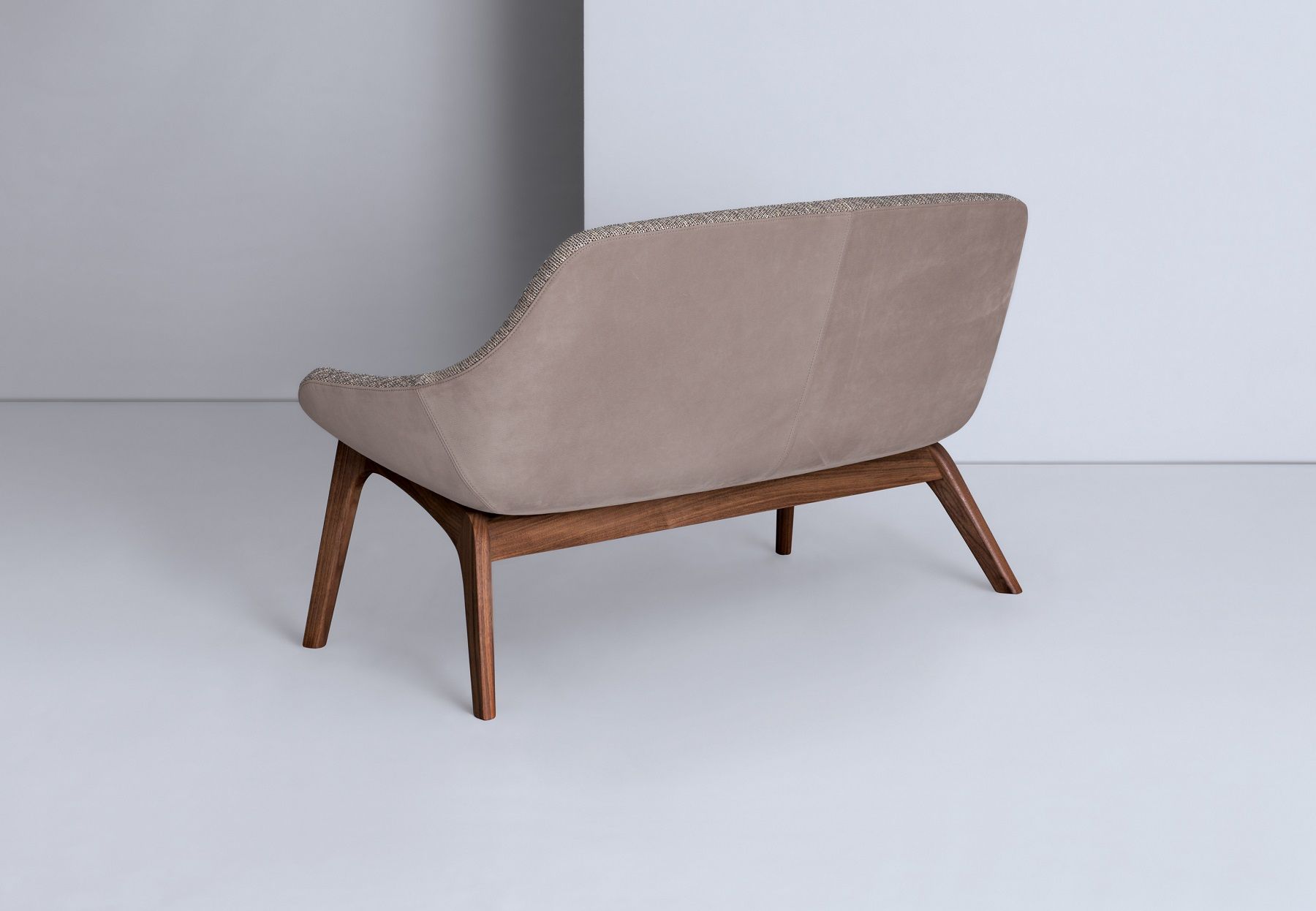 Rückansicht des Morph Lounge Sofas von Zeitraum mit braunem Lederbezug und Holzgestell.