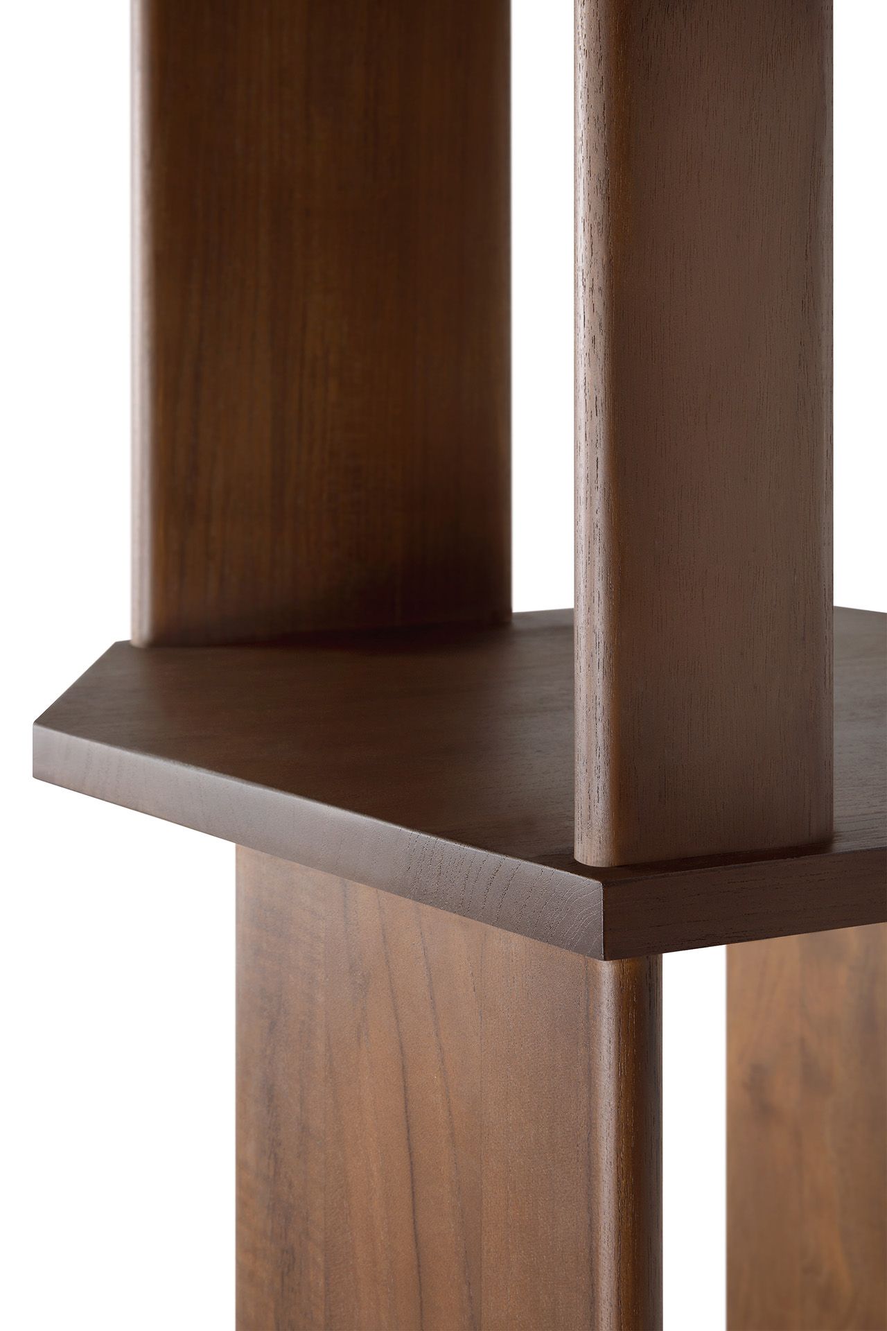 Detailaufnahme des Ethnicraft Stairs Regal, Teak dunkelbraun, modernes Holzregal für Wohnzimmer und Büro.