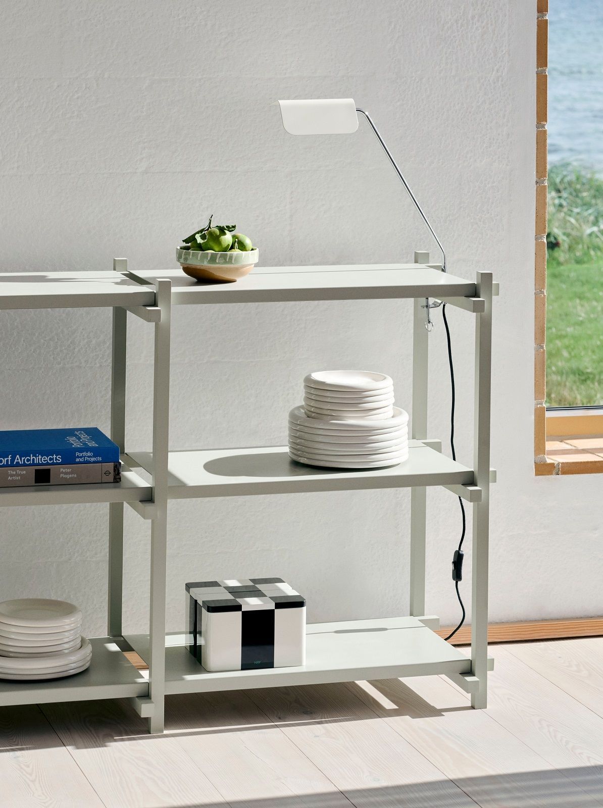 Helles, graues Woody Regal von Hay mit drei Ebenen, dekoriert mit Geschirr und Accessoires.