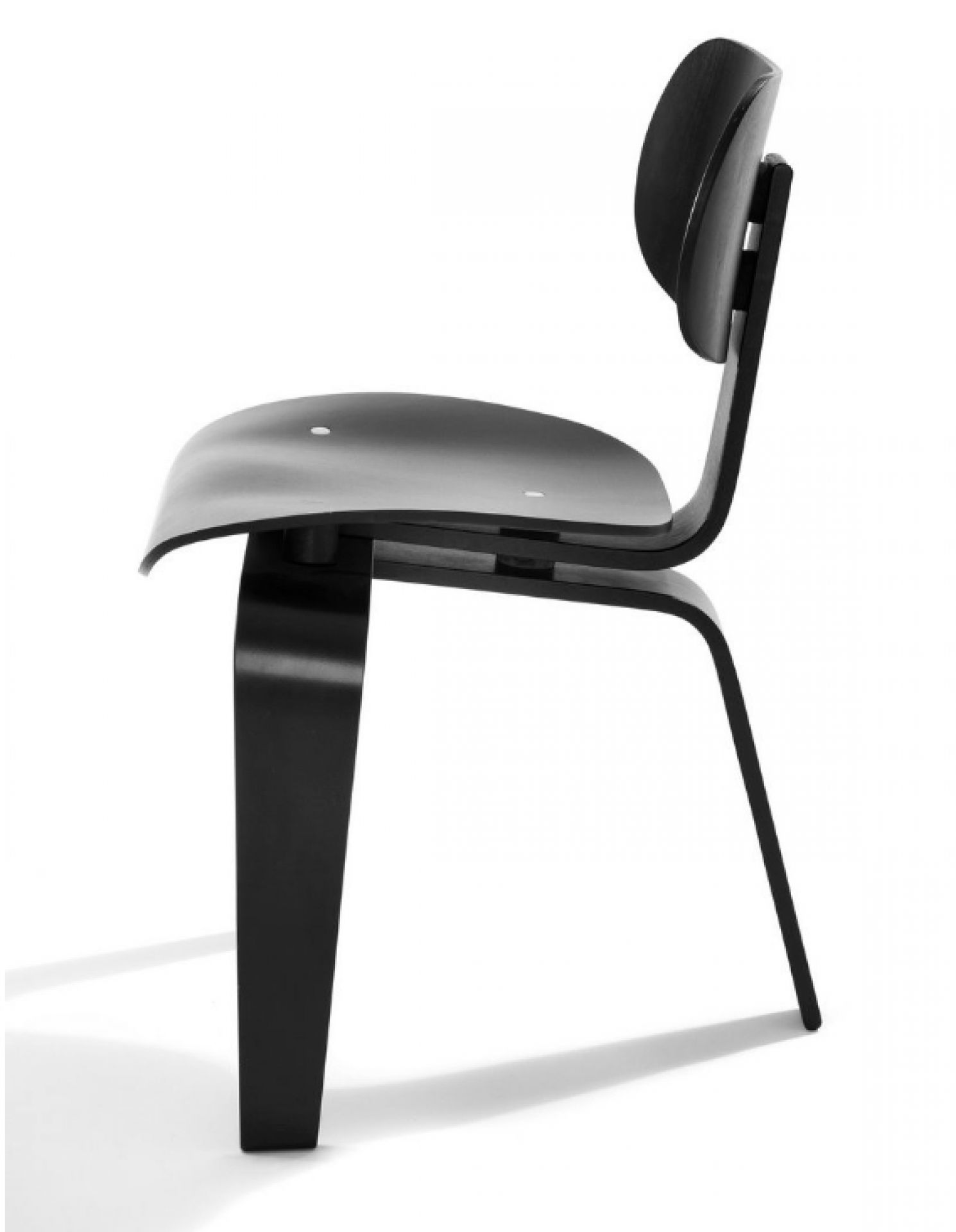 Schwarzer SE 42 Stuhl von Wilde+Spieth, Seitenansicht. Designklassiker aus Holz für Wohnen und Büro.