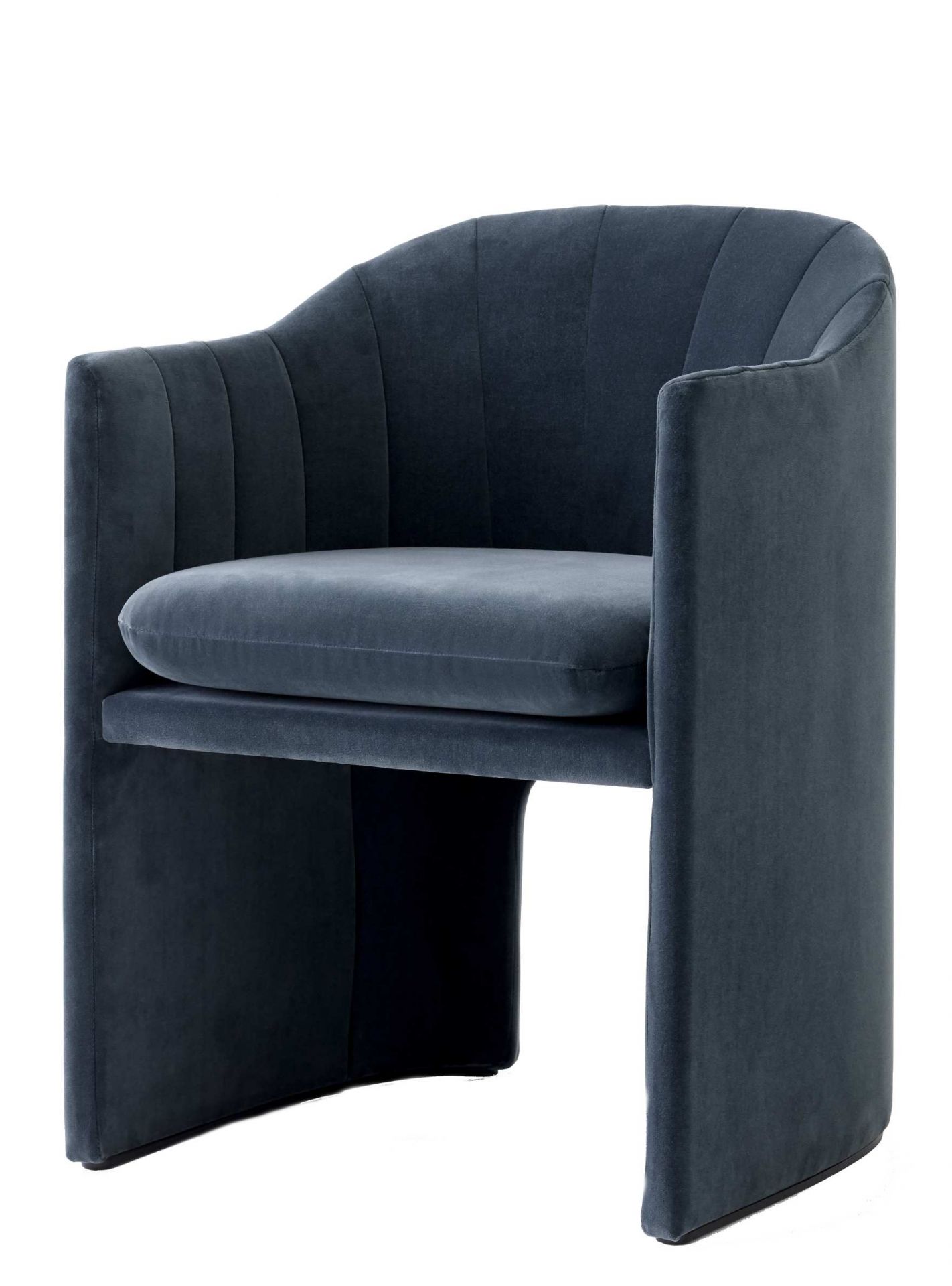 AndTradition Loafer Sessel SC24 in blauem Samt, moderner Loungesessel für Wohnzimmer und Büro.