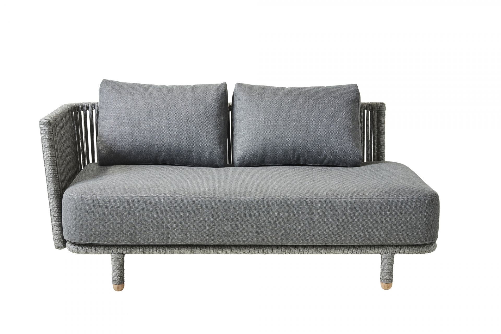 Graues Moments Outdoor Sofa von Cane-Line, 2-Sitzer mit rechter Armlehne und zwei Kissen.