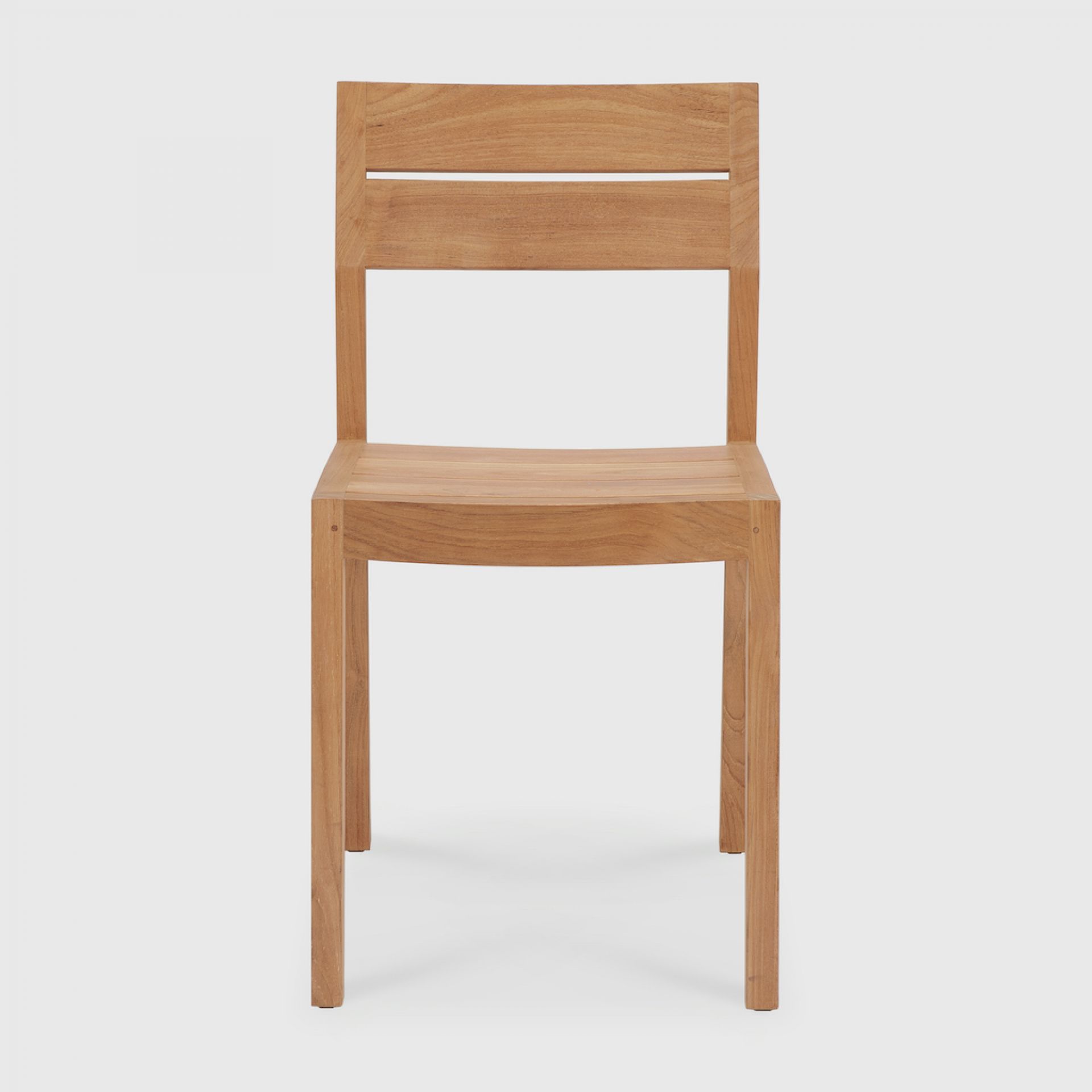 EX 1 Outdoor Stuhl aus Teakholz von Ethnicraft, Frontansicht, Gartenmöbel, minimalistisches Design.