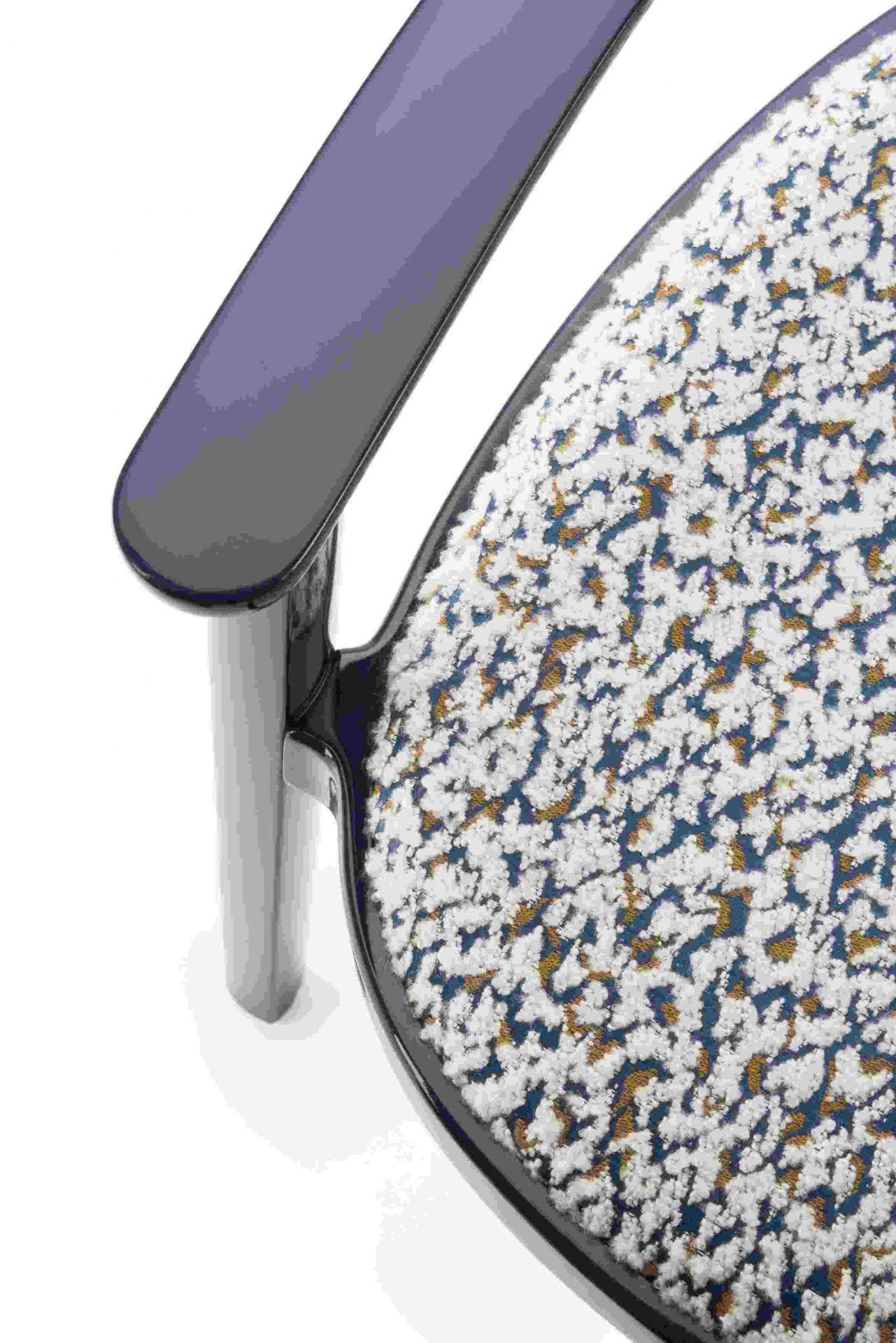 Detailansicht: Holzsesessel mit Armlehnen, gepolsterter Sitz mit Muster, Thonet-Design, Möbel für Wohnen und Büro.