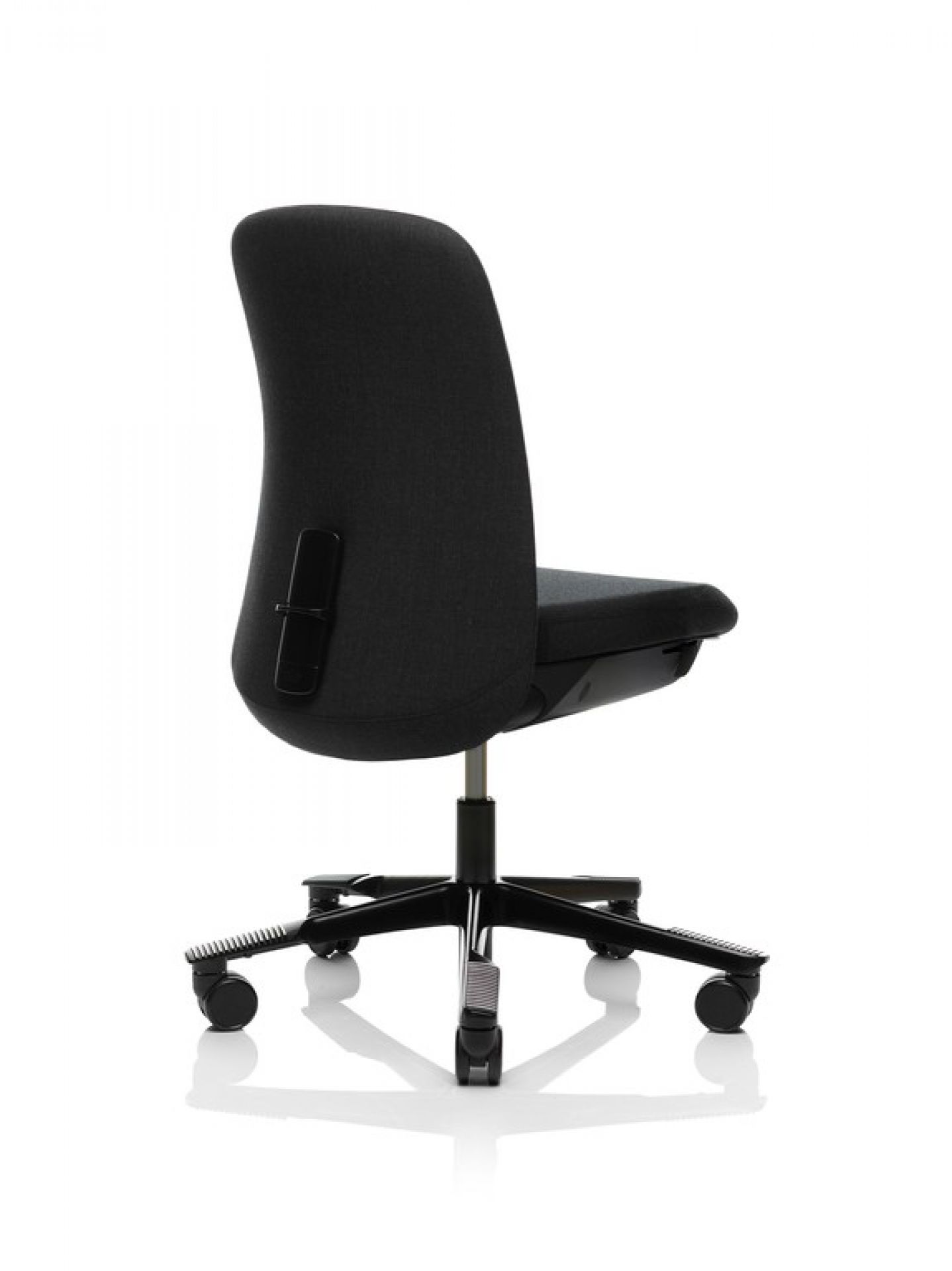Schwarzer Sofi Arbeitsstuhl von HAG, ergonomischer Bürostuhl mit hoher Rückenlehne und Rollen.