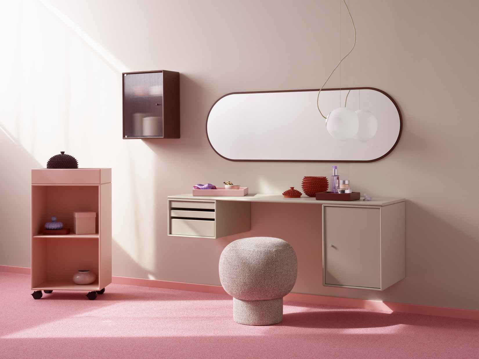 Colour Frame Spiegel Montana Oyster in ovalem Design über Waschtisch mit Hocker.