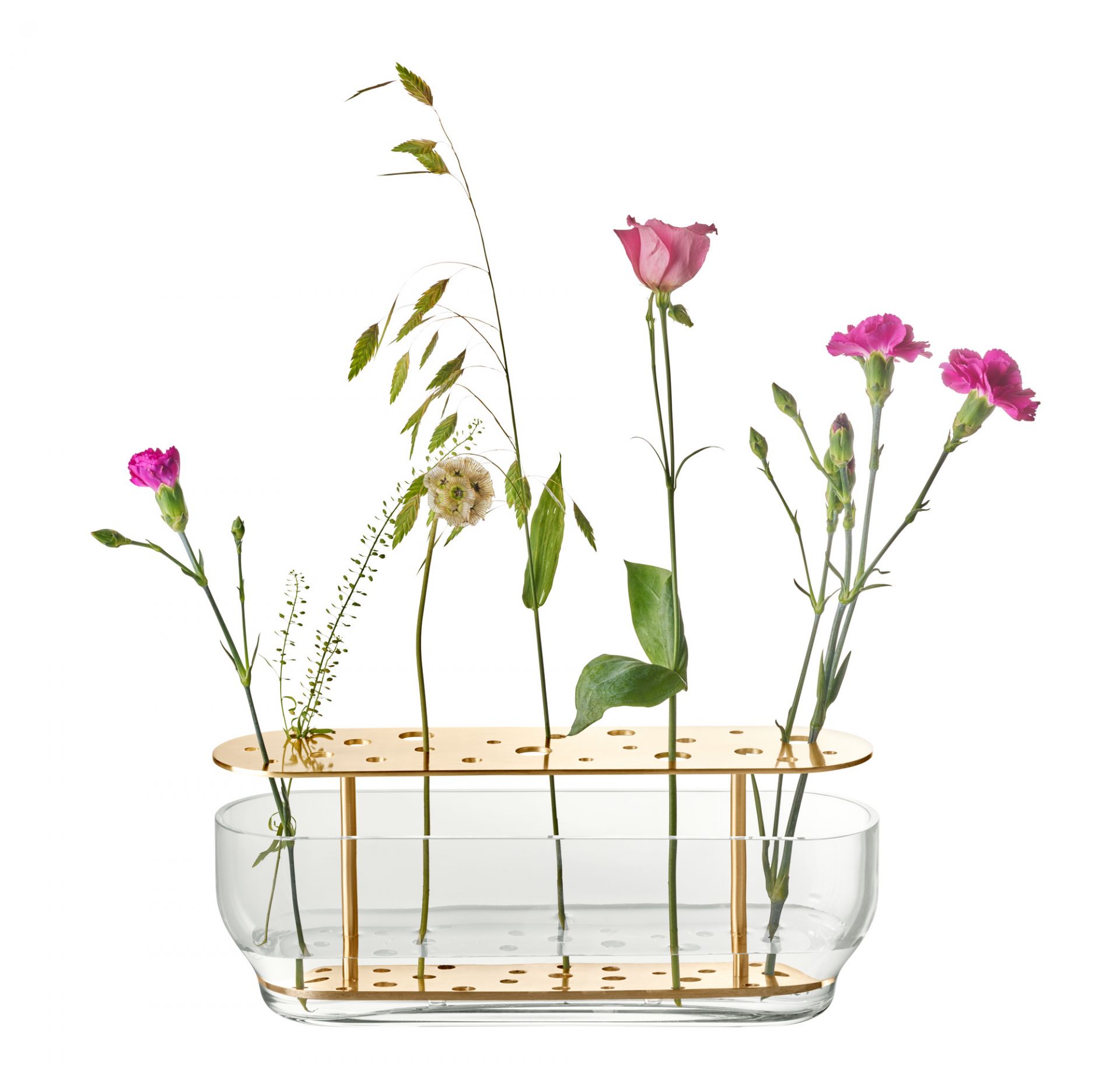 Ikebana Vase von Fritz Hansen, lange Glasvase mit goldenem Aufsatz und verschiedenen Blumen.