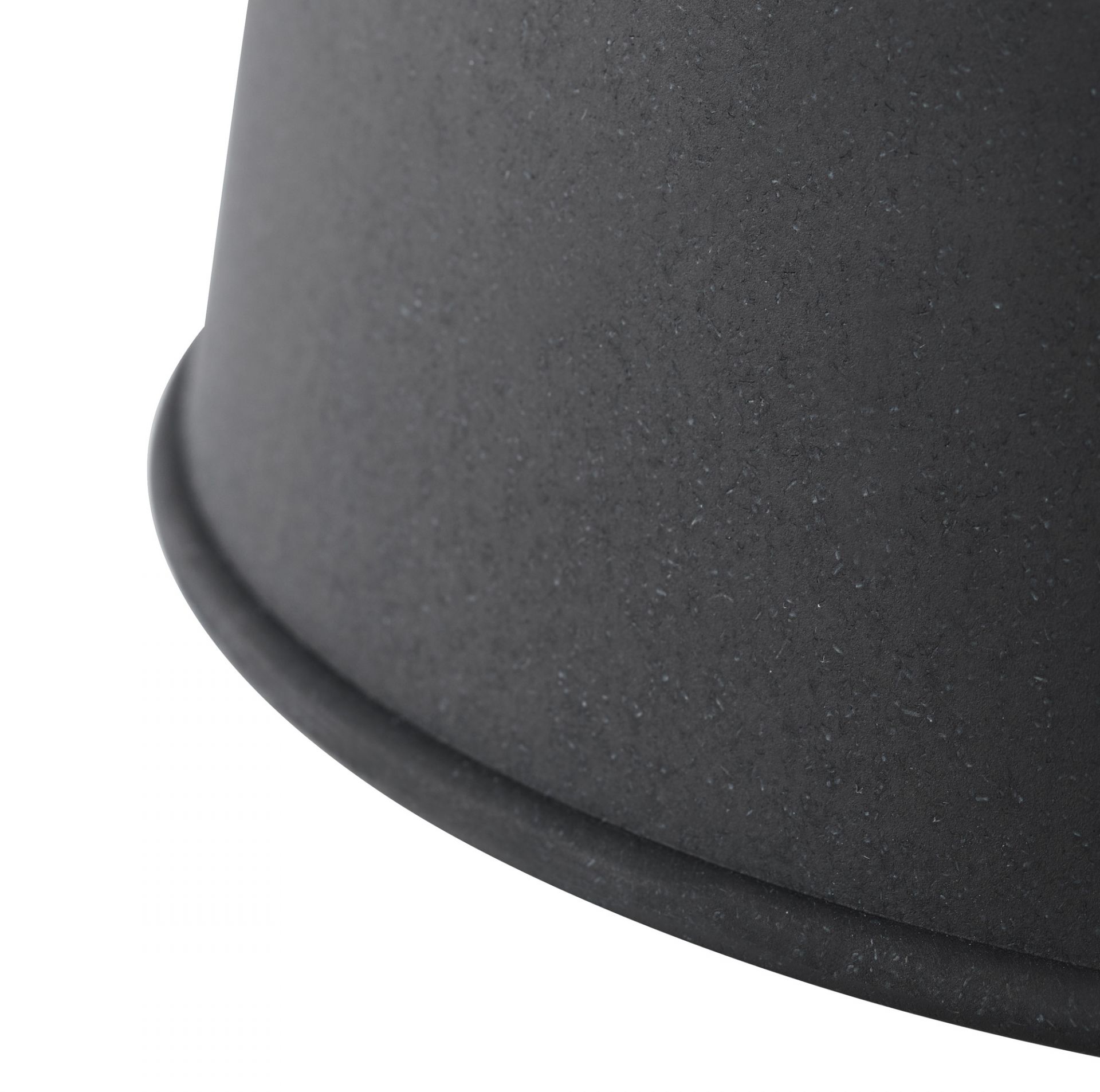 Detailaufnahme der schwarzen Muuto Grain Pendelleuchte: Moderne Hängelampe für stilvolle Beleuchtung.