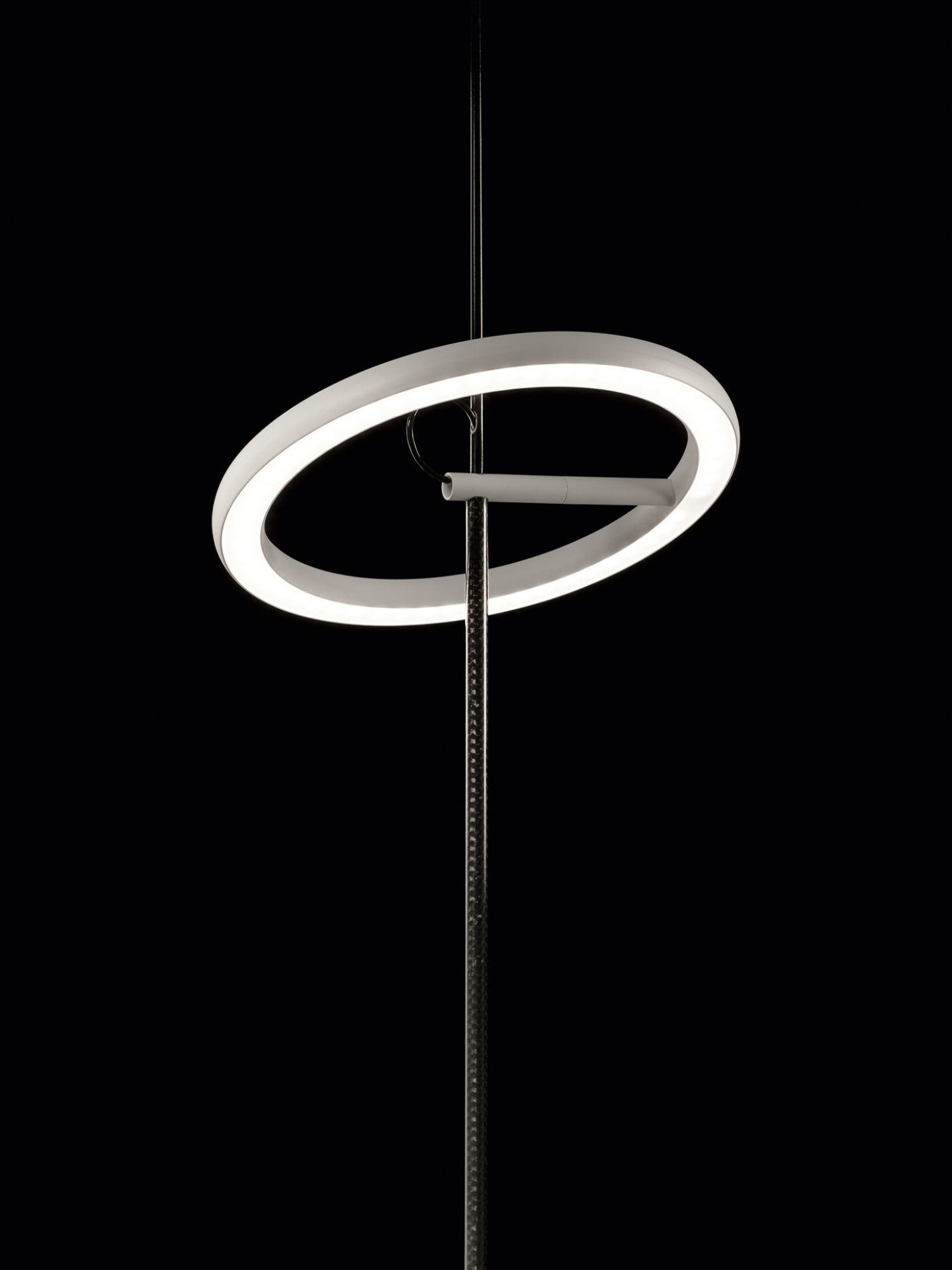 Ringelpiez Stehlampe von Ingo Maurer: Moderne LED-Stehleuchte mit ringförmigem Lampenschirm und schwarzem Standfuß.