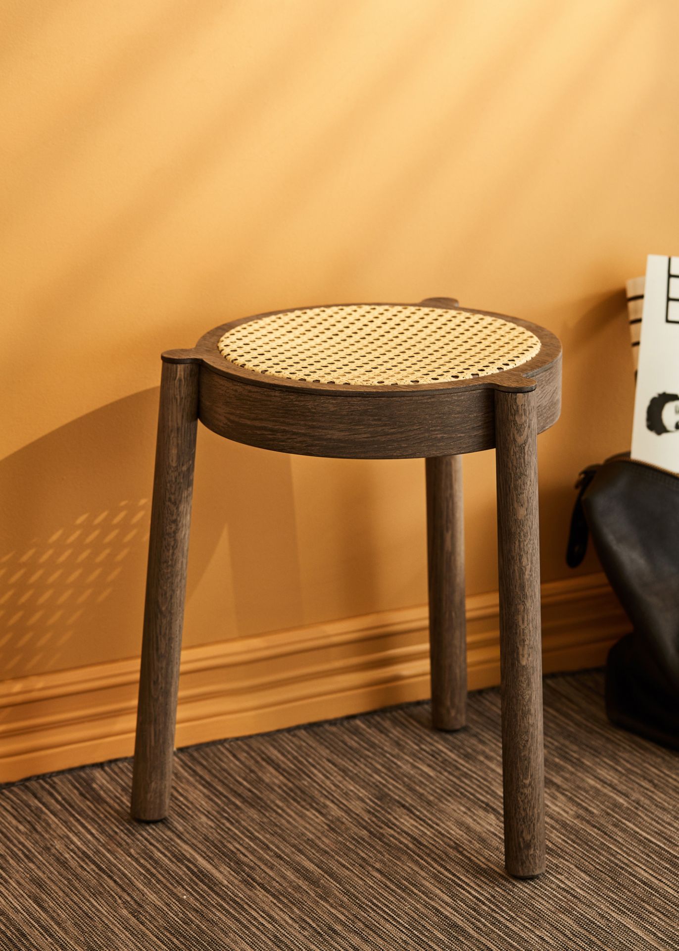 Pal Hocker: Stapelbarer Hocker aus geräucherter Eiche mit Netzgewebe von Northern. Moderner Sitzhocker für Wohnzimmer und Büro.