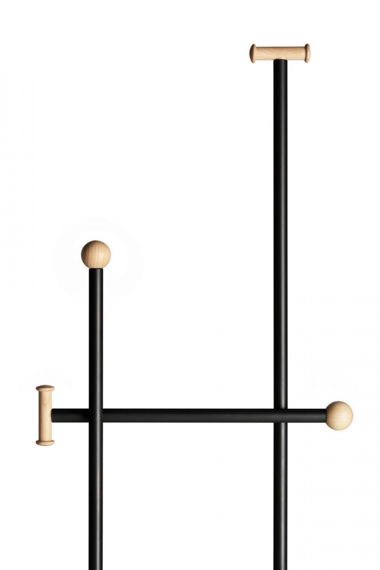 Ombre Kleiderständer von MDF Italia: Moderner Garderobenständer aus schwarzem Metall mit hellen Holzakzenten.