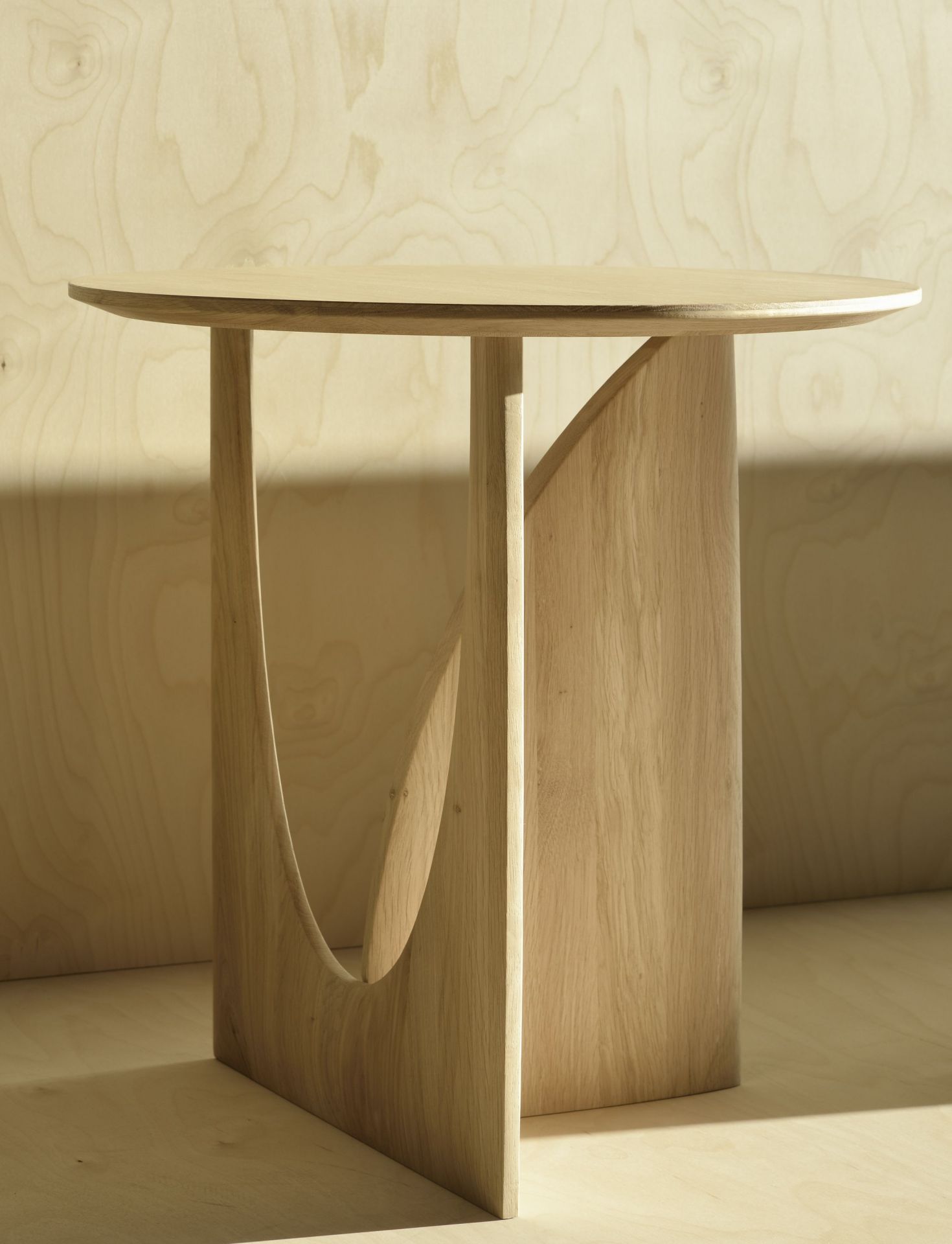 Ethnicraft Beistelltisch aus Eiche: Moderner, runder Holztisch mit geometrischem Design und natürlicher Holzmaserung.