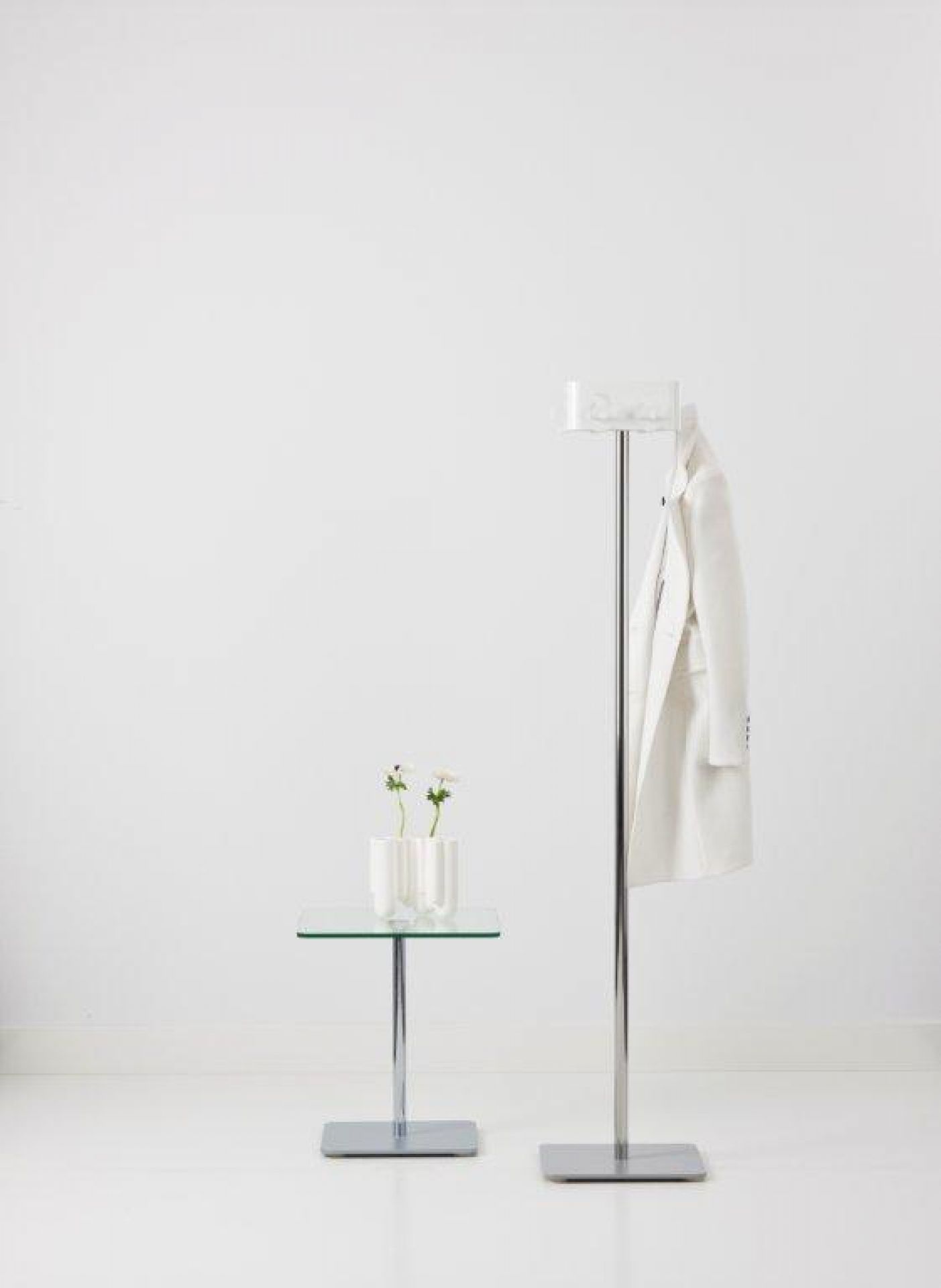 Flow Square Garderobenständer von Cascando mit weißem Mantel, minimalistisch und modern für Büro und Zuhause.