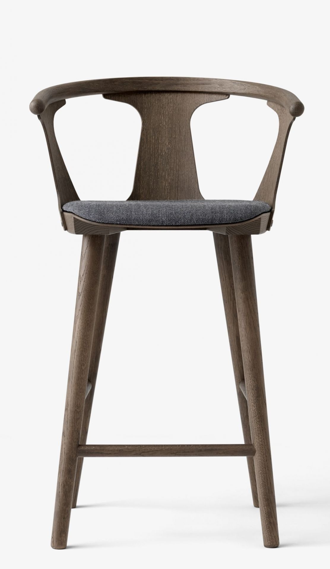 In Between Barhocker SK10 von AndTradition: Holz Barstuhl mit grauem Sitzpolster, Frontansicht.