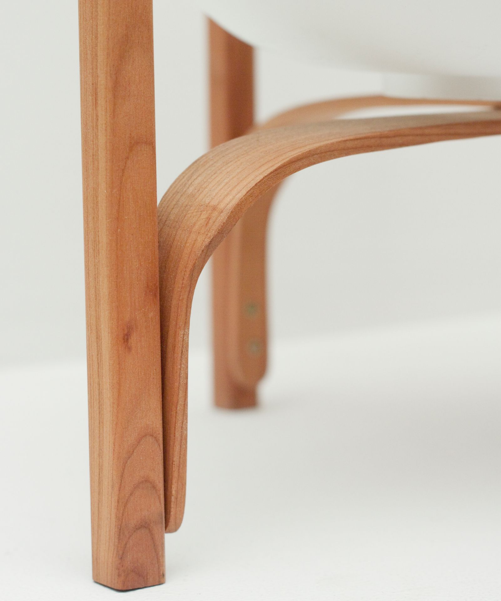 Detailaufnahme des Holzgestells der Cesta Tischleuchte / Laterne von Santa & Cole.