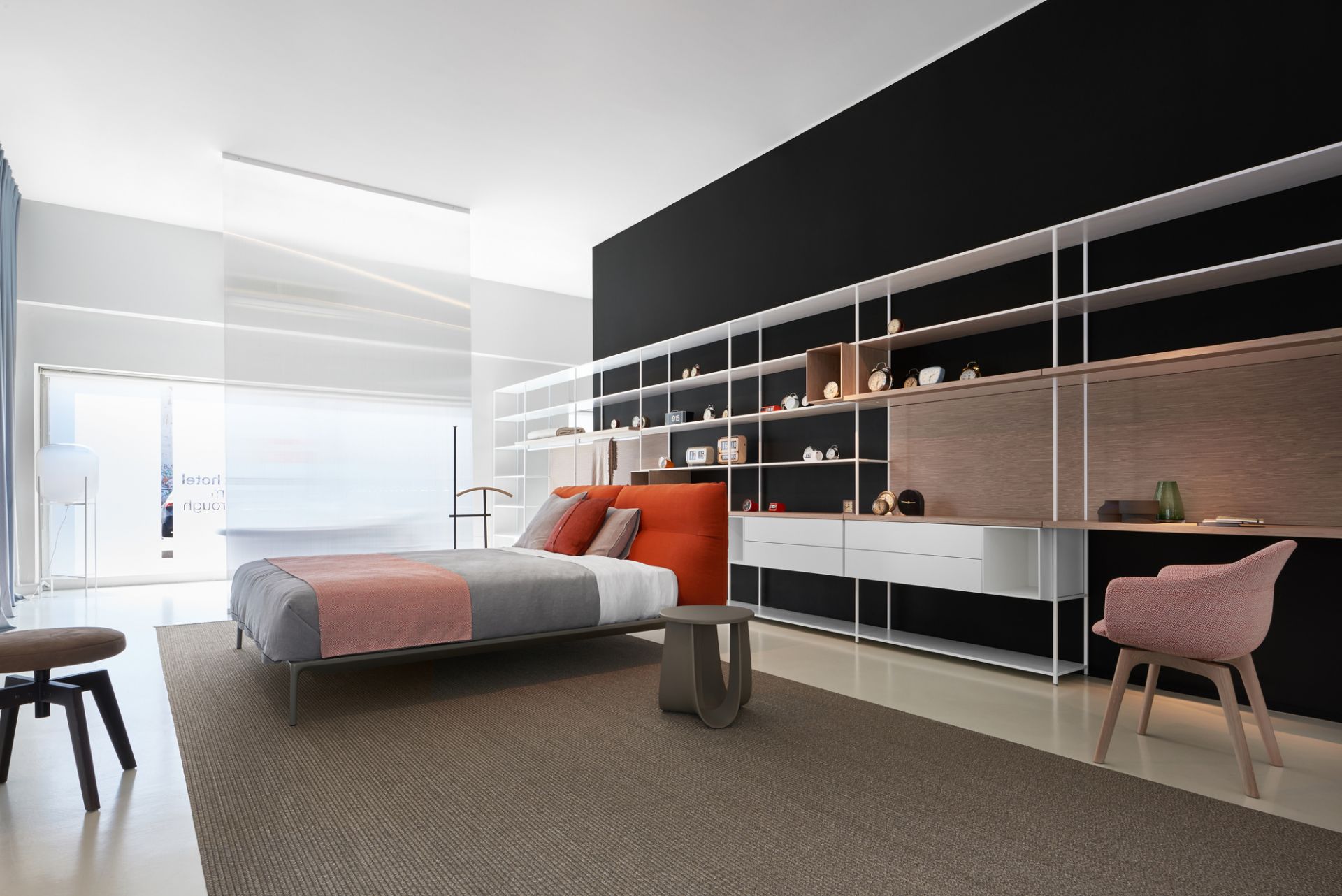 Schlafzimmer mit MDF Italia Bett, Regalwand und Ombre Stummer Diener für Kleidung.