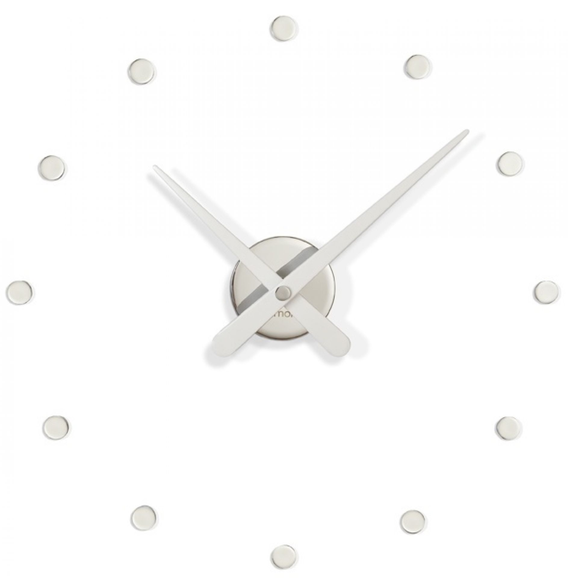 Weiße Rodón Mini Wanduhr von Nomon, minimalistisches Design mit silbernen Zeigern und Punktmarkierungen.