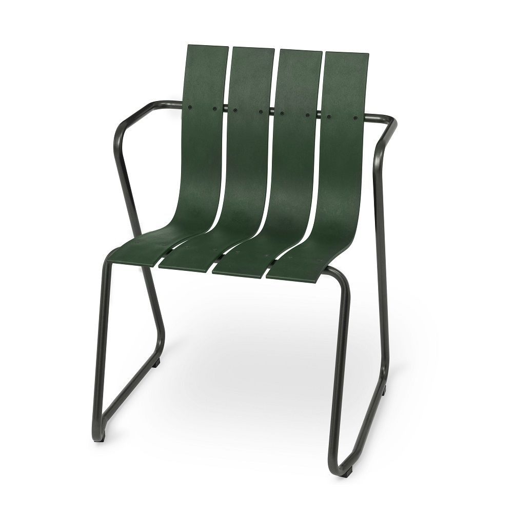 Grüner Ocean Chair Outdoor Stuhl von Mater OC2 mit schwarzem Metallgestell, ideal für Garten und Terrasse.