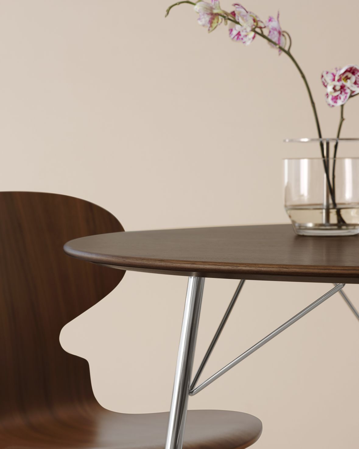 Detailaufnahme des Egg Table Tisches von Fritz Hansen mit dunkler Tischplatte und Chromgestell.