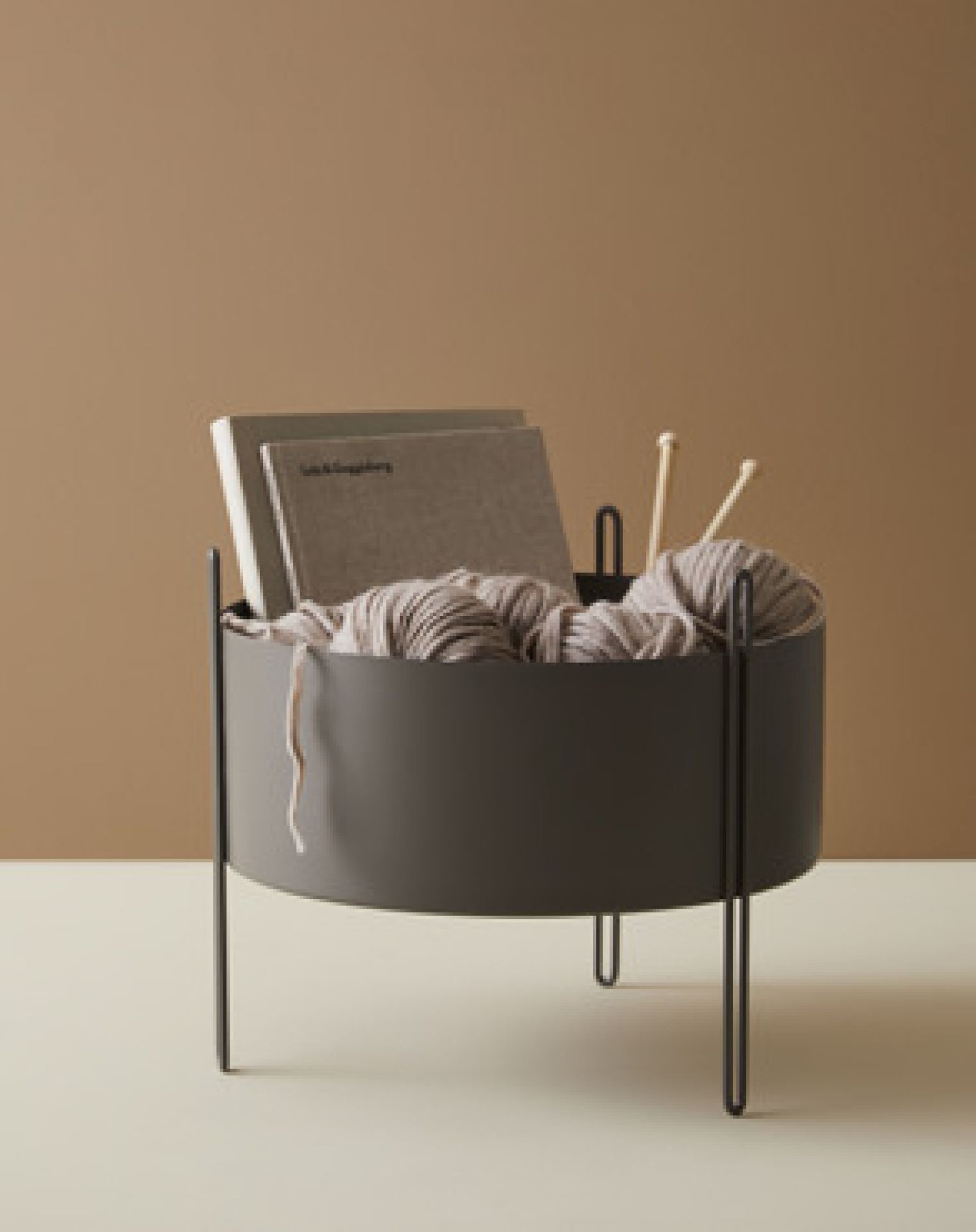 Grauer Woud Pidestall Pflanztopf Medium mit Wolle und Stricknadeln, minimalistisches Design für Zimmerpflanzen und Dekoration.