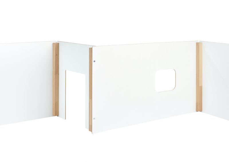 Tojo Kids Spielwand: Weiße Kinderspielwand mit Tür und Fenster aus Holz, flexibel erweiterbar.