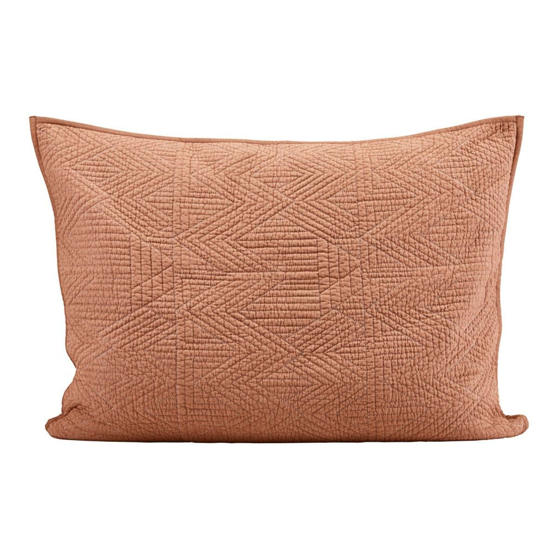 Detailaufnahme: Brauner Tria Kissenbezug von House Doctor mit geometrischem Muster, ideal für Wohnzimmer und Schlafzimmer.