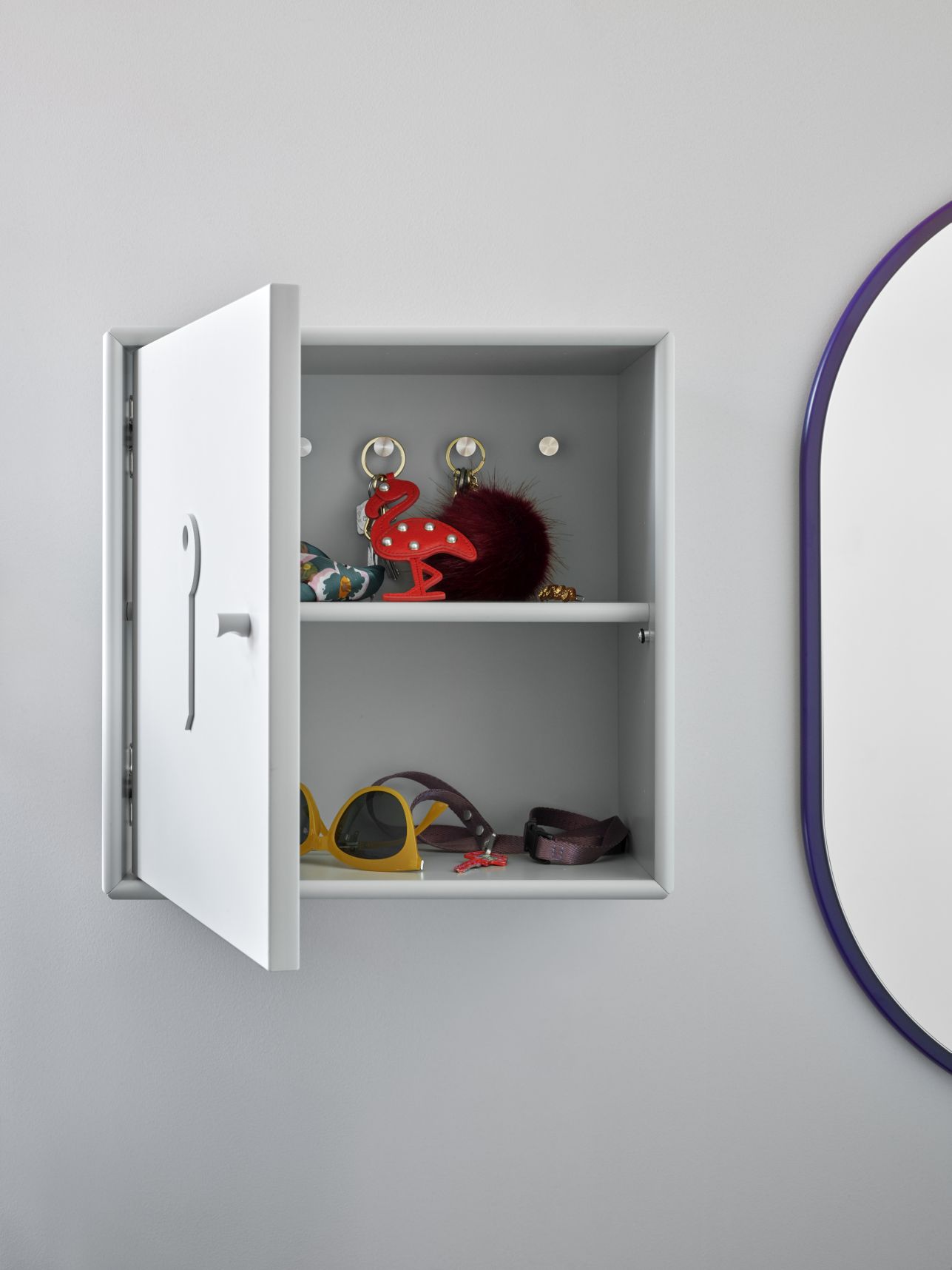 Unlock Schlüsselschrank Fennel Montana, geöffnet, mit Schlüsseln, Sonnenbrille und Accessoires im Inneren. Praktische Schlüsselaufbewahrung für Zuhause.