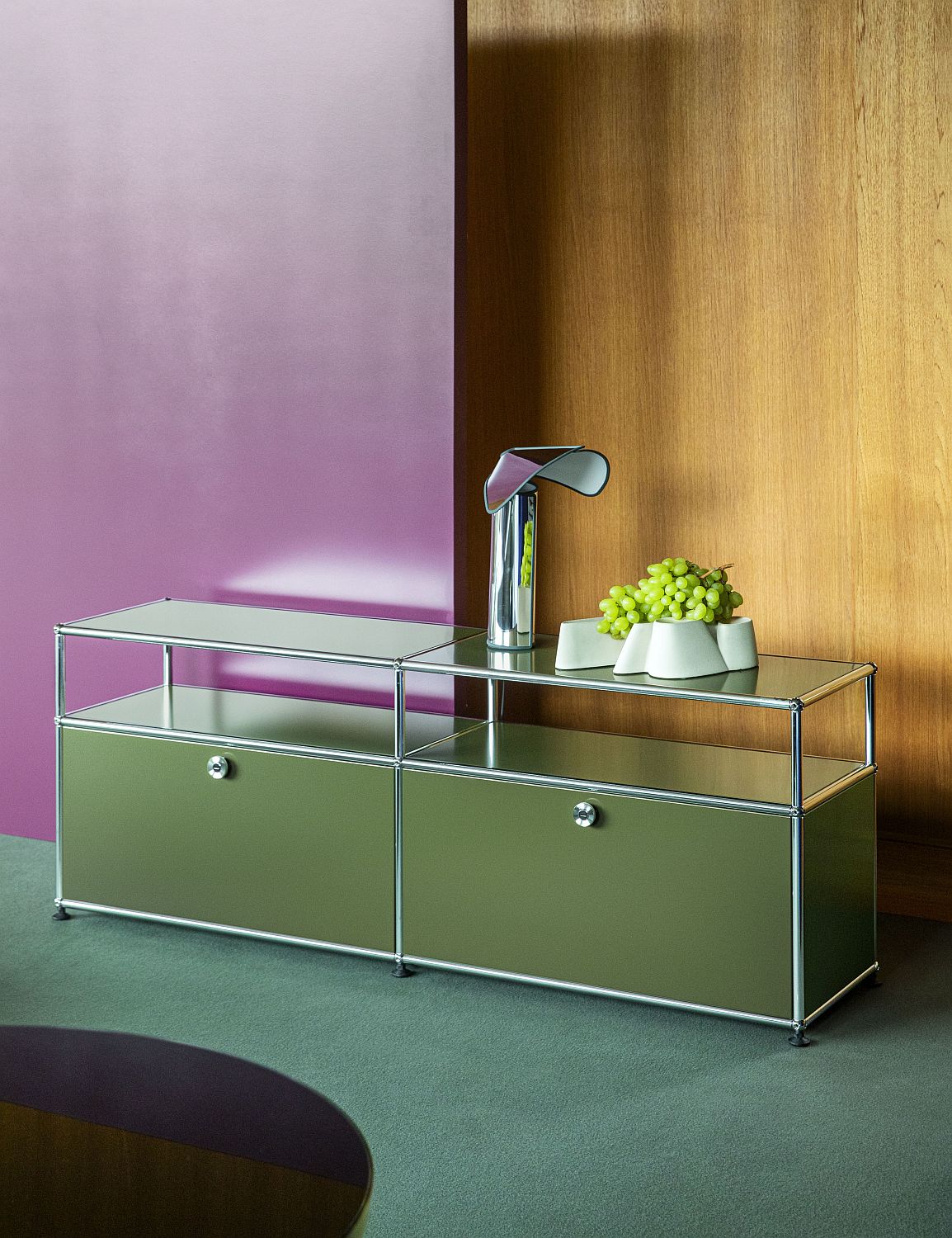 USM Haller Sideboard in Olivgrün mit zwei Fächern und Chromgestell, TV- und Hi-Fi-Möbel.