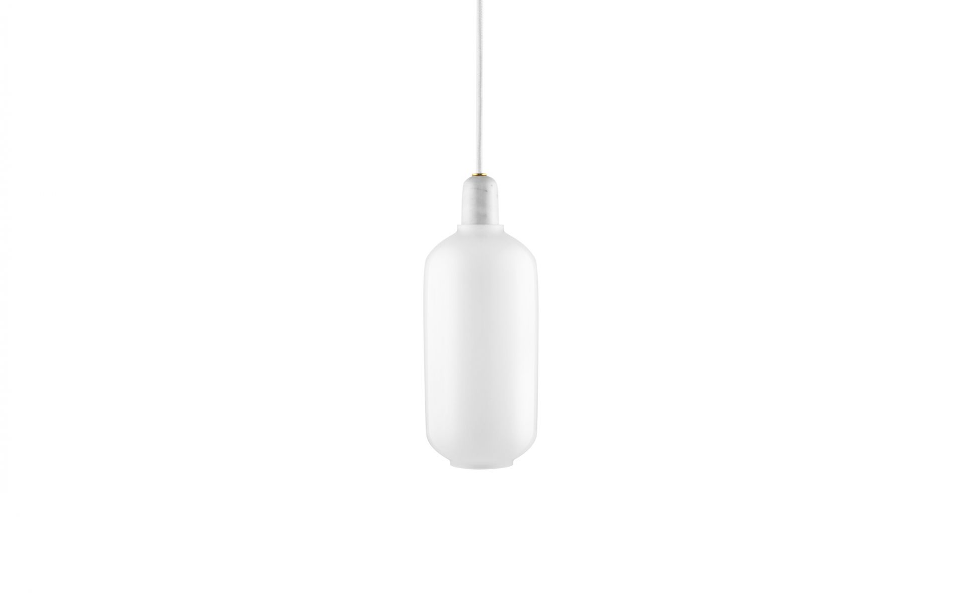 Weiße Amp Lamp Hängeleuchte von Normann Copenhagen mit Kabel und Fassung.
