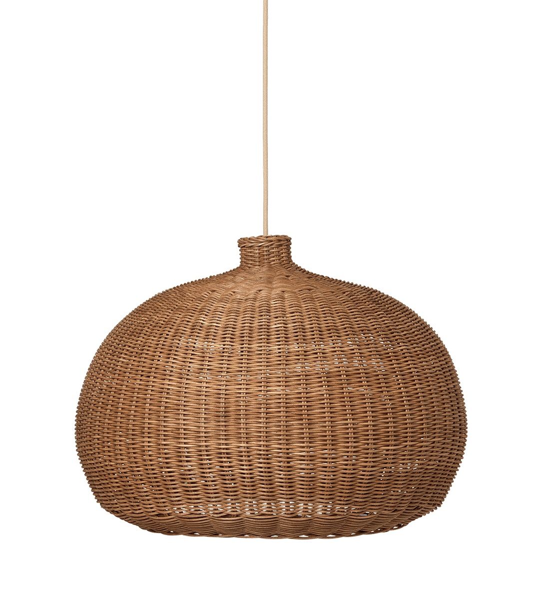 Braided Lampshade Belly Lampenschirm von Ferm Living aus Rattan, hängend an einer Schnur.