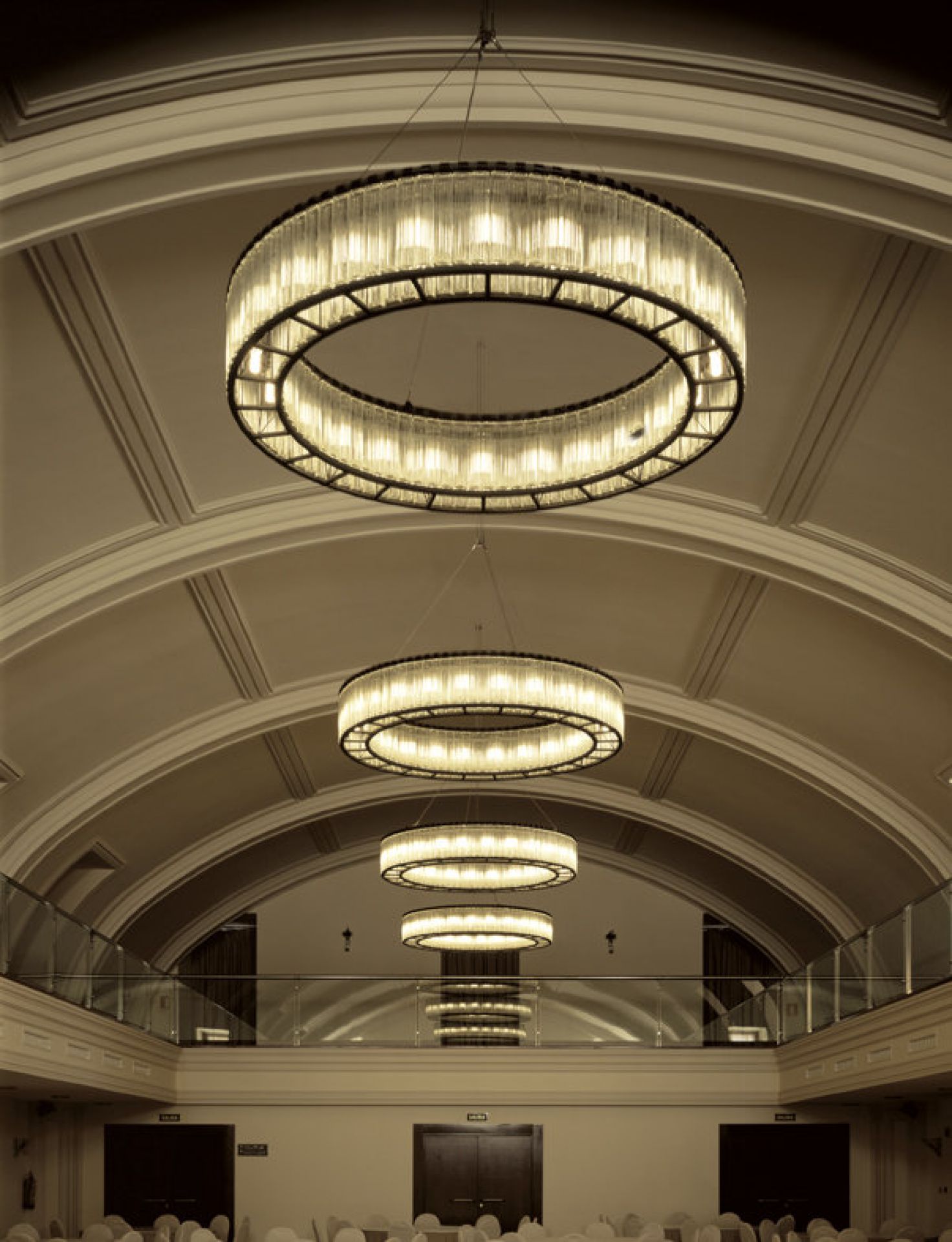 Estadio 105 Deckenleuchter von Santa & Cole: Mehrere runde, moderne Deckenleuchten in einem Saal.