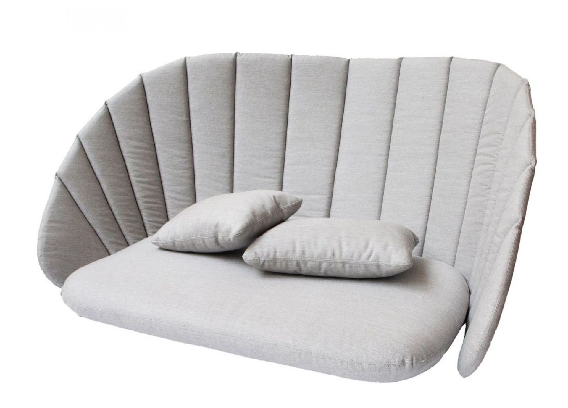 Graues Peacock Outdoor Sofa von Cane-Line für zwei Personen mit Kissen. Gartenmöbel für Terrasse.