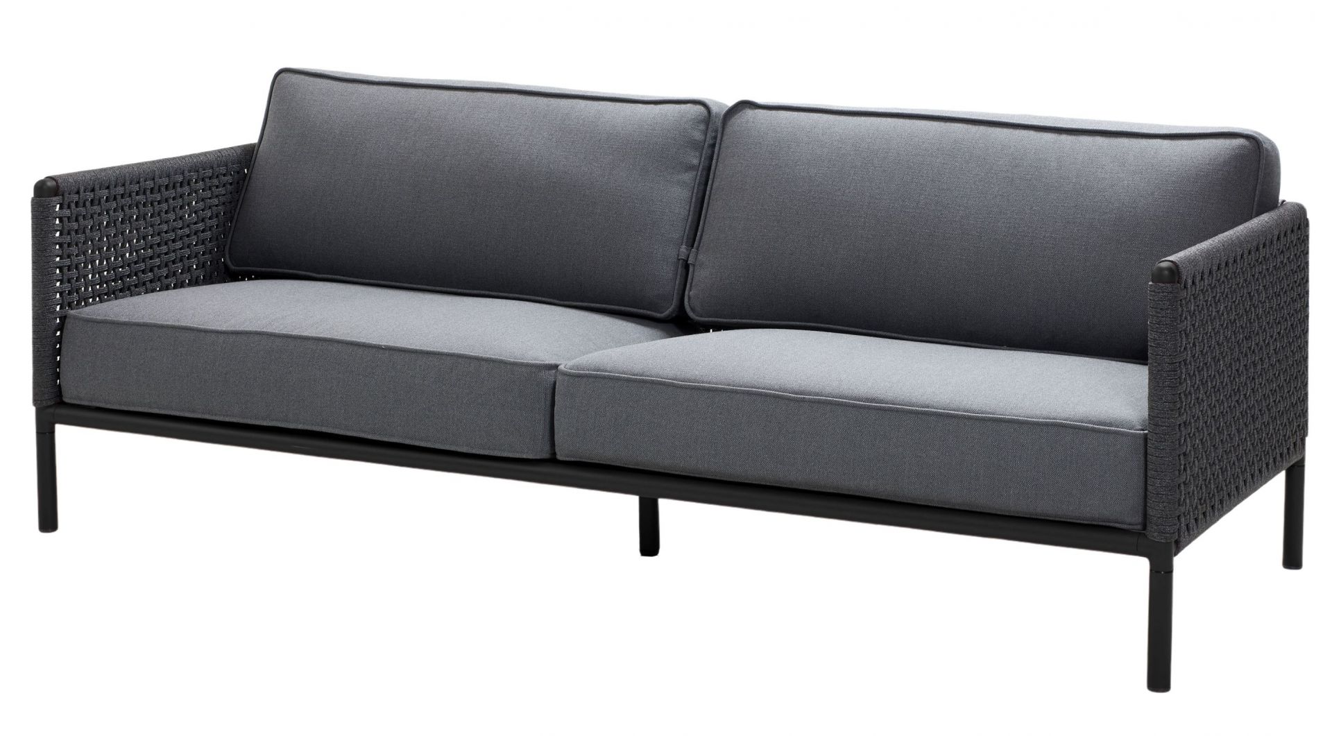 Encore Sofa 3-Sitzer von Cane-Line mit grauen AirTouch Kissen und geflochtenen Armlehnen.
