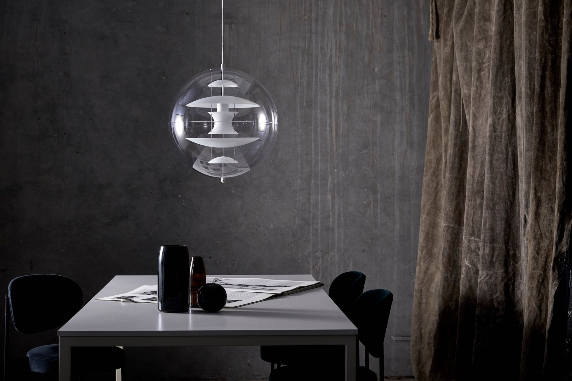 VP Globe Pendelleuchte von Verpan über Esstisch mit Dekoration, moderne Design Lampe für Wohnzimmer.