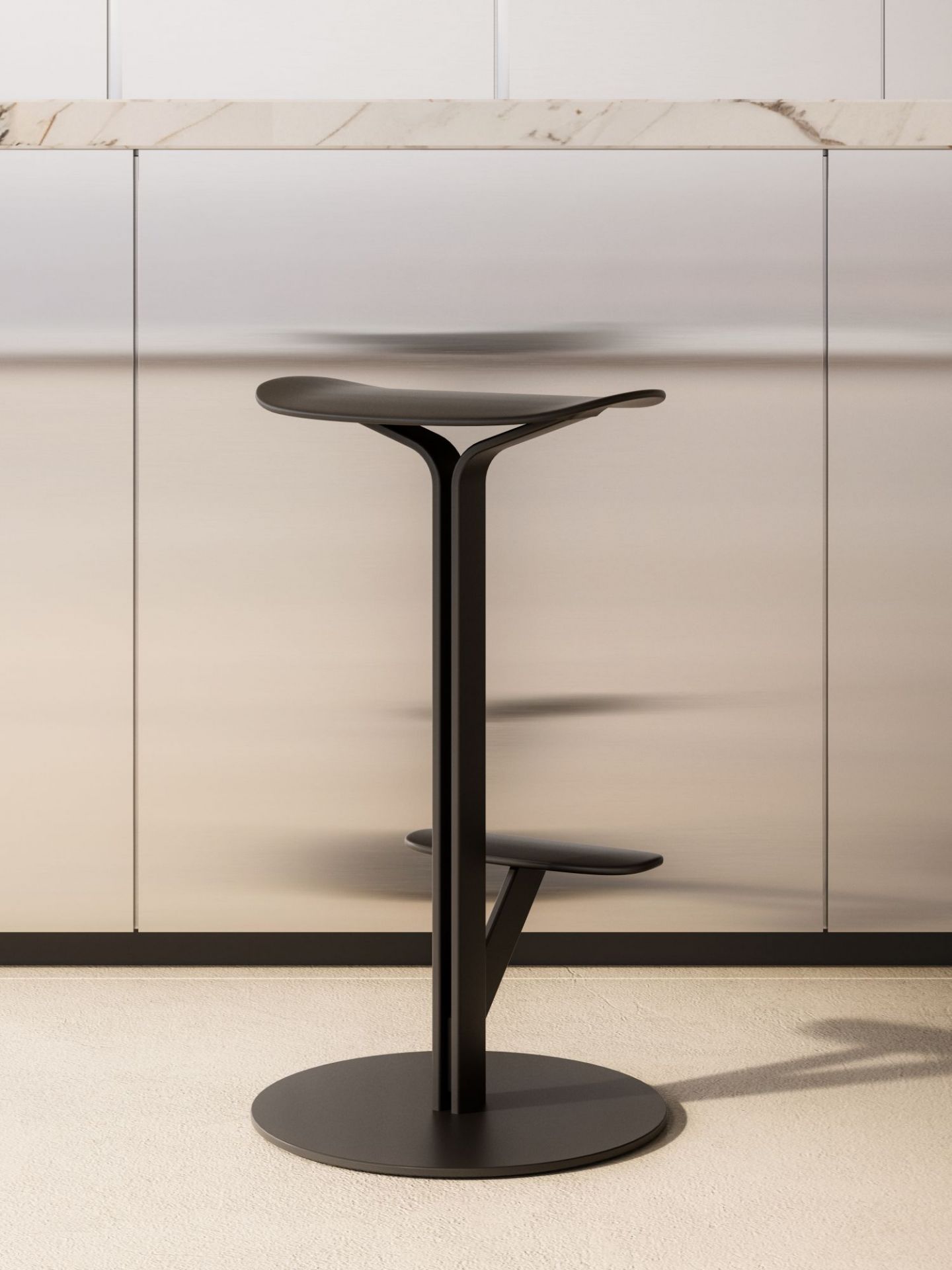 Schwarzer Duetto Hocker von MDF Italia vor einer Küchenzeile. Design Hocker mit Fußstütze.