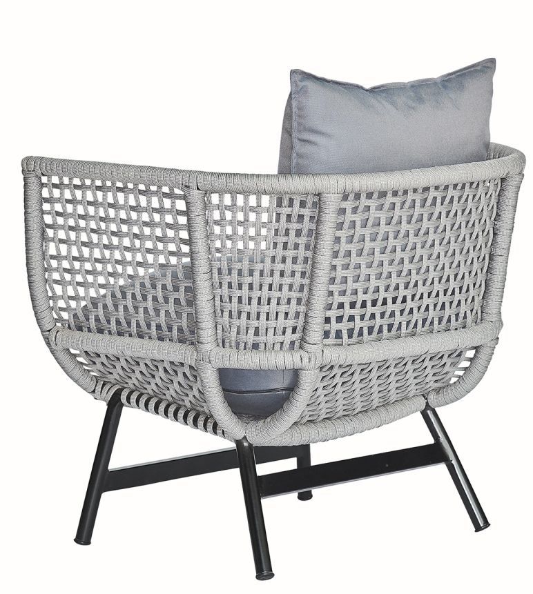 Grauer Suka Lounge Sessel von Jan Kurtz für den Outdoor-Bereich mit Kissen.