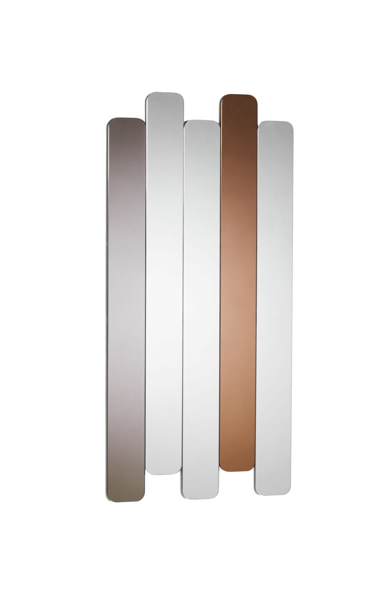 Logs 5 Spiegel von Woud: Moderner Wandspiegel mit fünf vertikalen, farbigen Spiegelelementen.