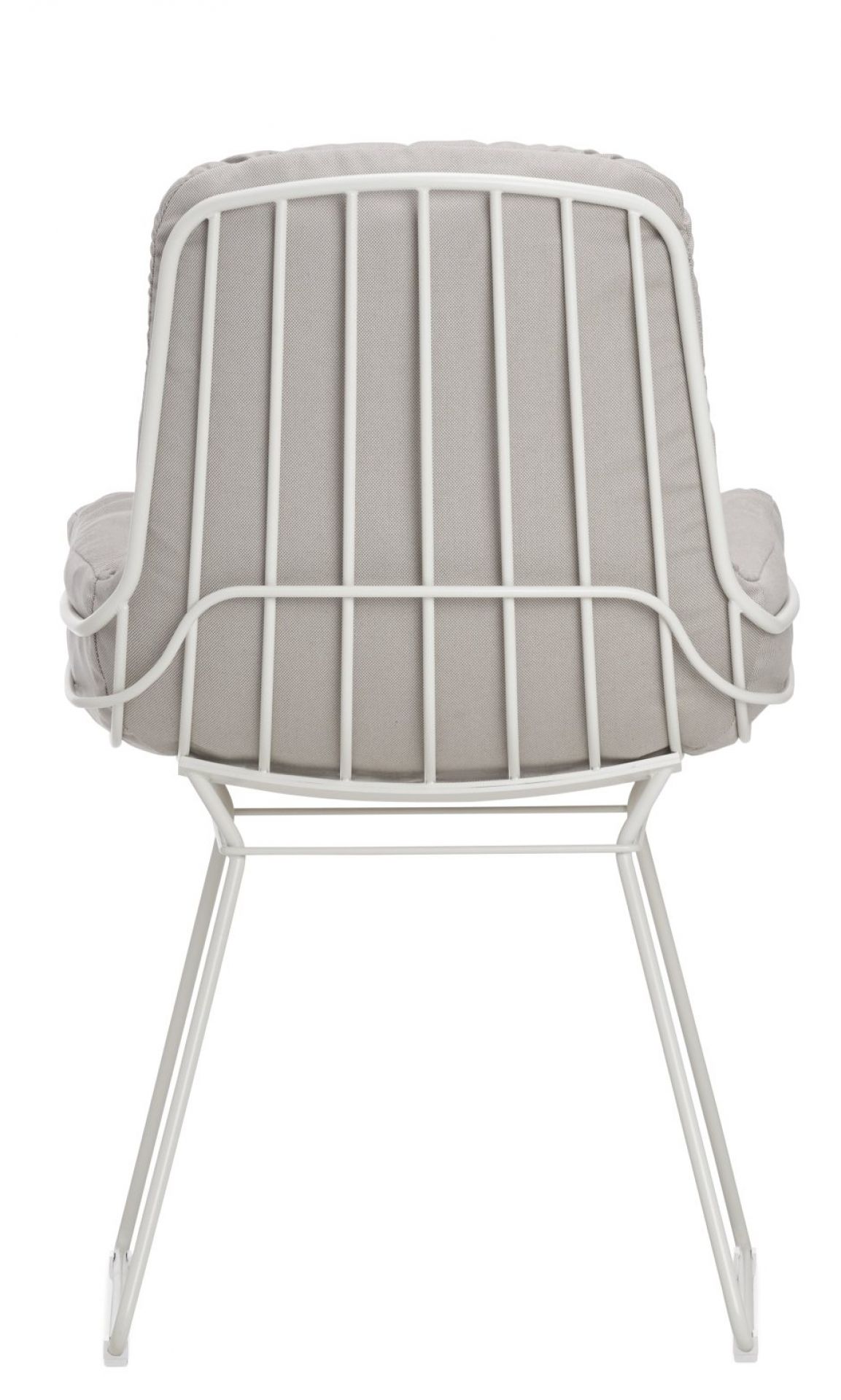 Rückansicht des Leyasol Armchair Low Outdoor Stuhls von Freifrau Manufaktur mit weißem Gestell.