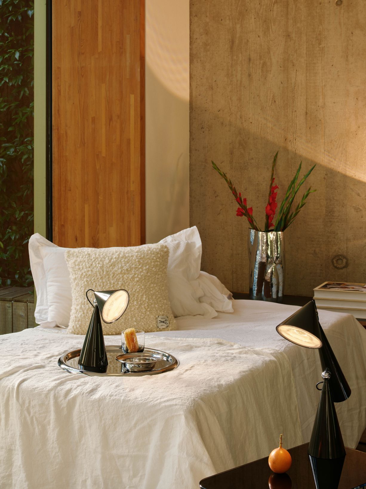 Pose Akkuleuchte von Tom Dixon in Indigo auf Nachttisch im Schlafzimmer. LED Tischleuchte.