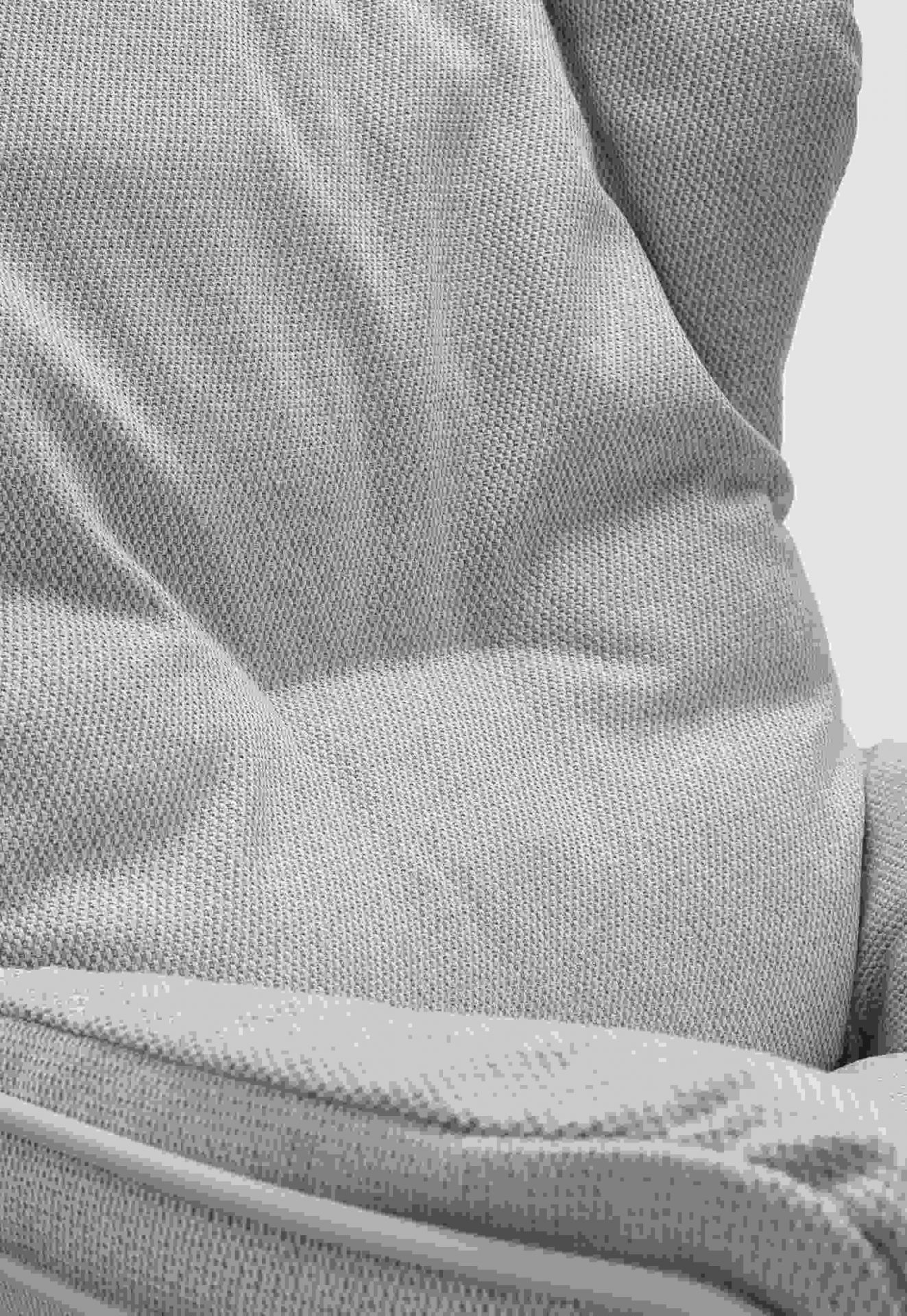 Detailaufnahme des hellgrauen Leyasol Lounge Chair von Freifrau Manufaktur, Outdoor Stuhl mit weichen Kissen.